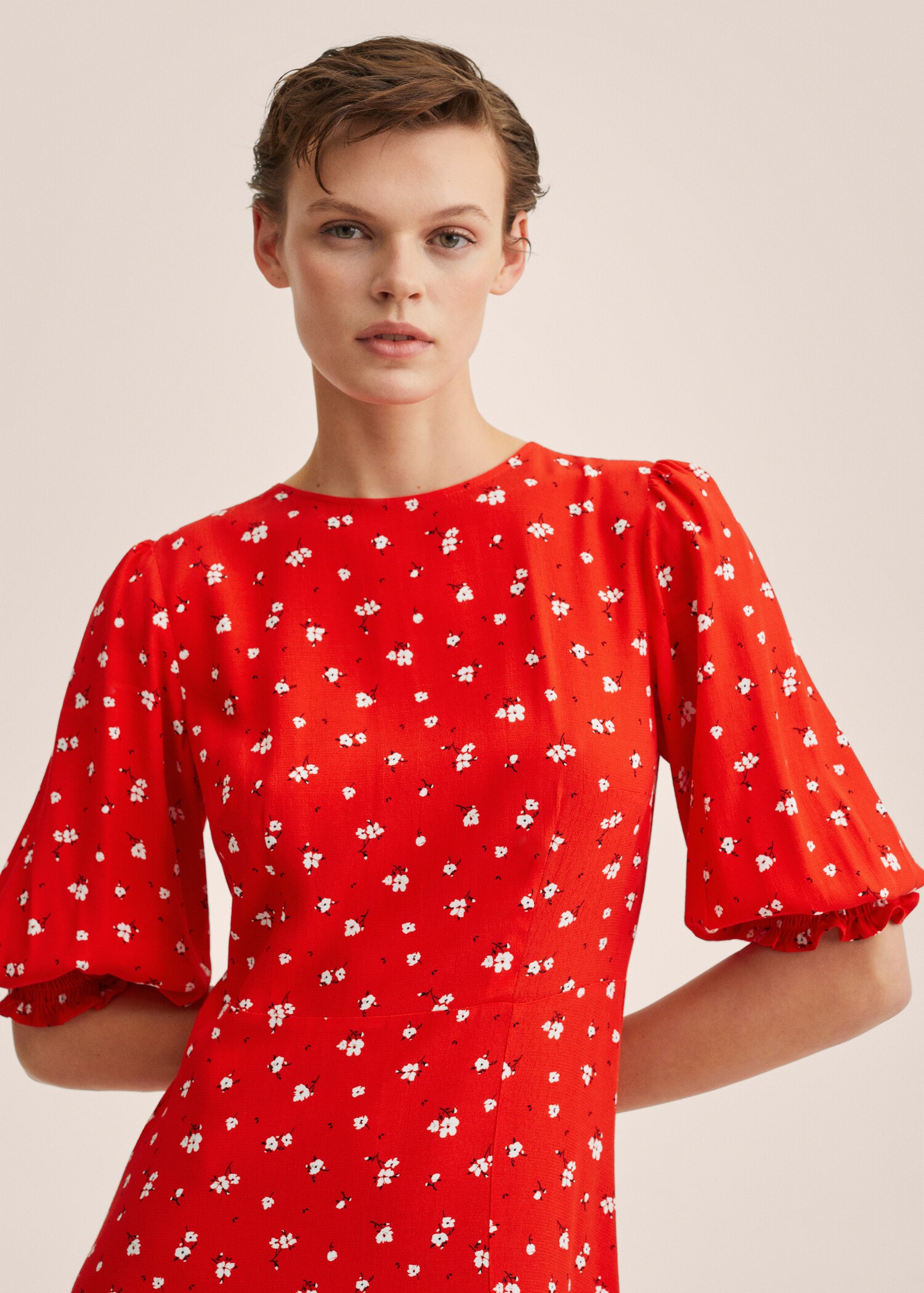 Vestido estampado flores - Plano medio