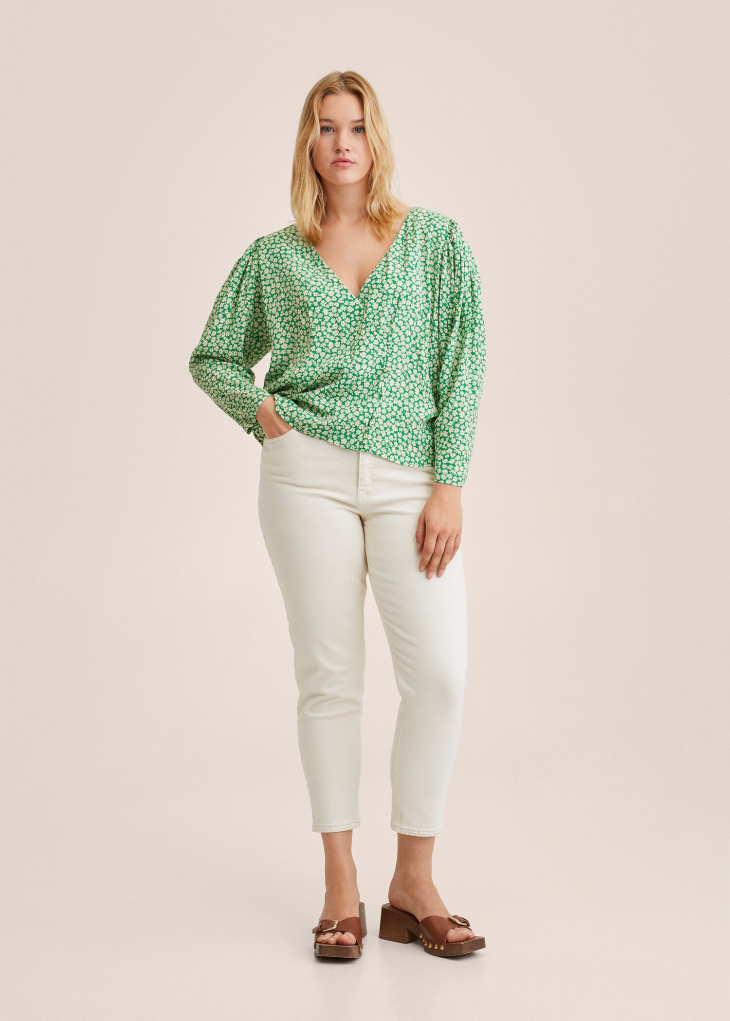 Buttoned wrap blouse - Details of the article 4