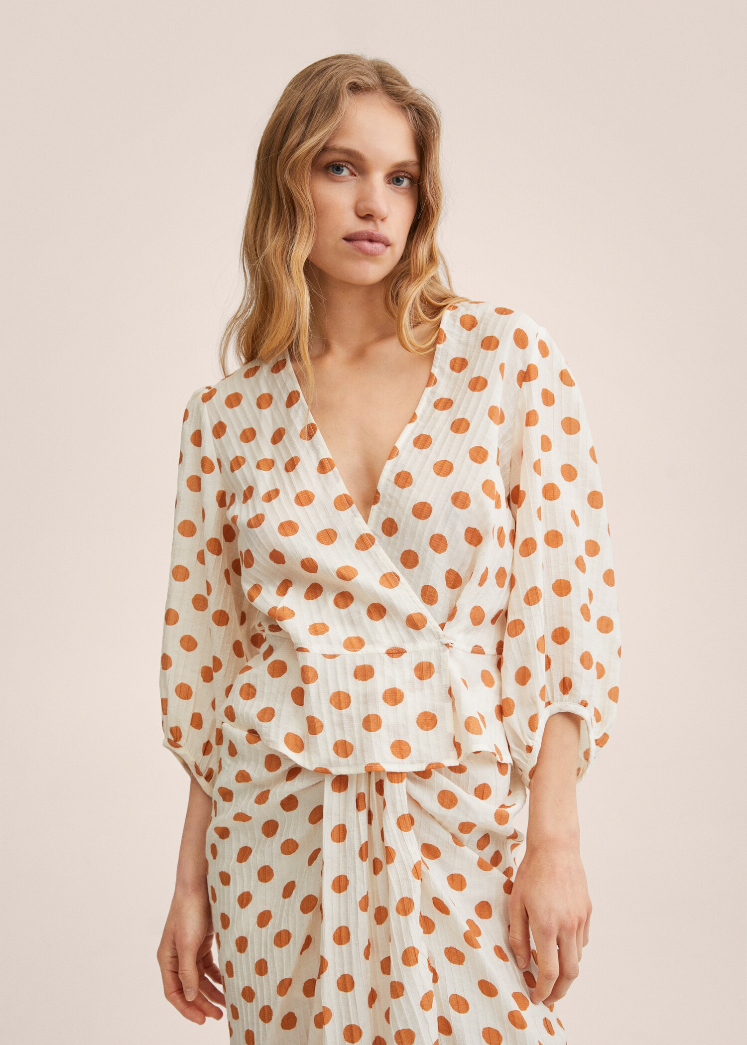 Blusa plisada topos - Plano medio