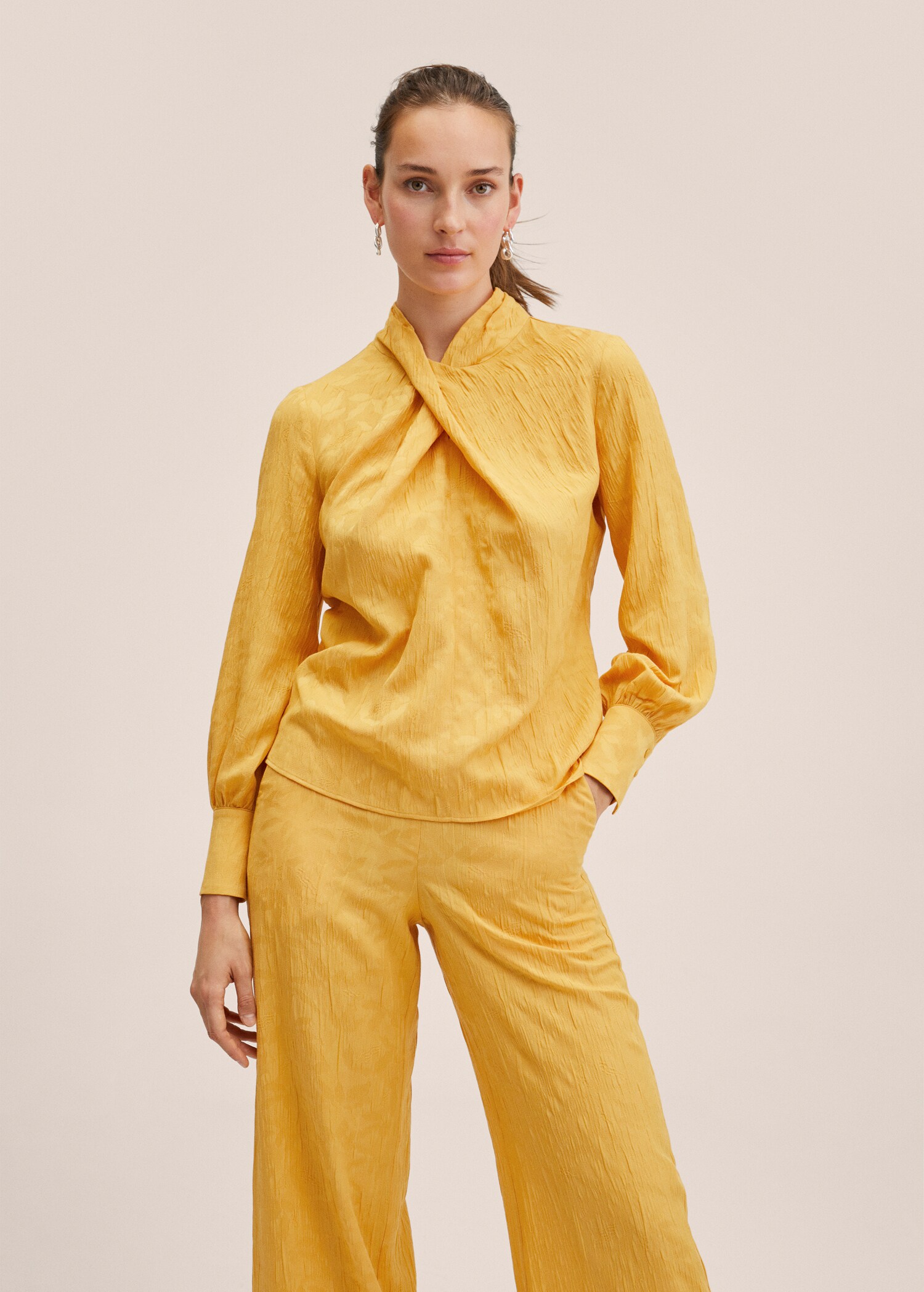 Blusa fluida nudo - Plano medio