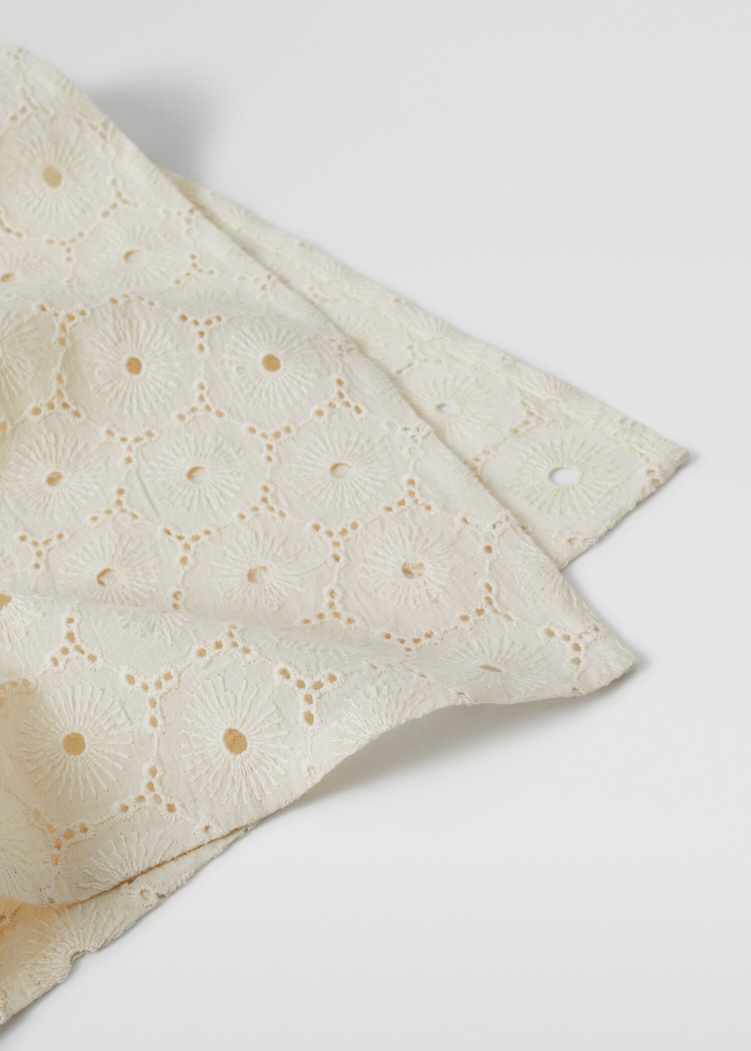 Table runner with lace trim - Details of the article 3