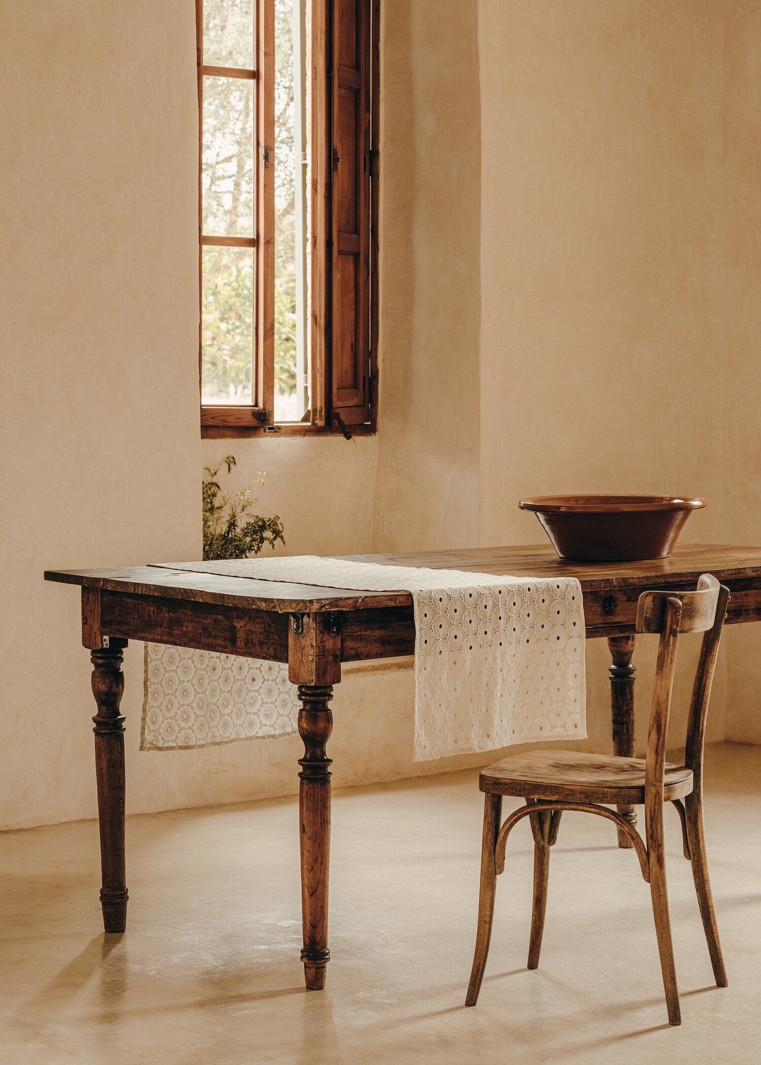Table runner with lace trim - Details of the article 7