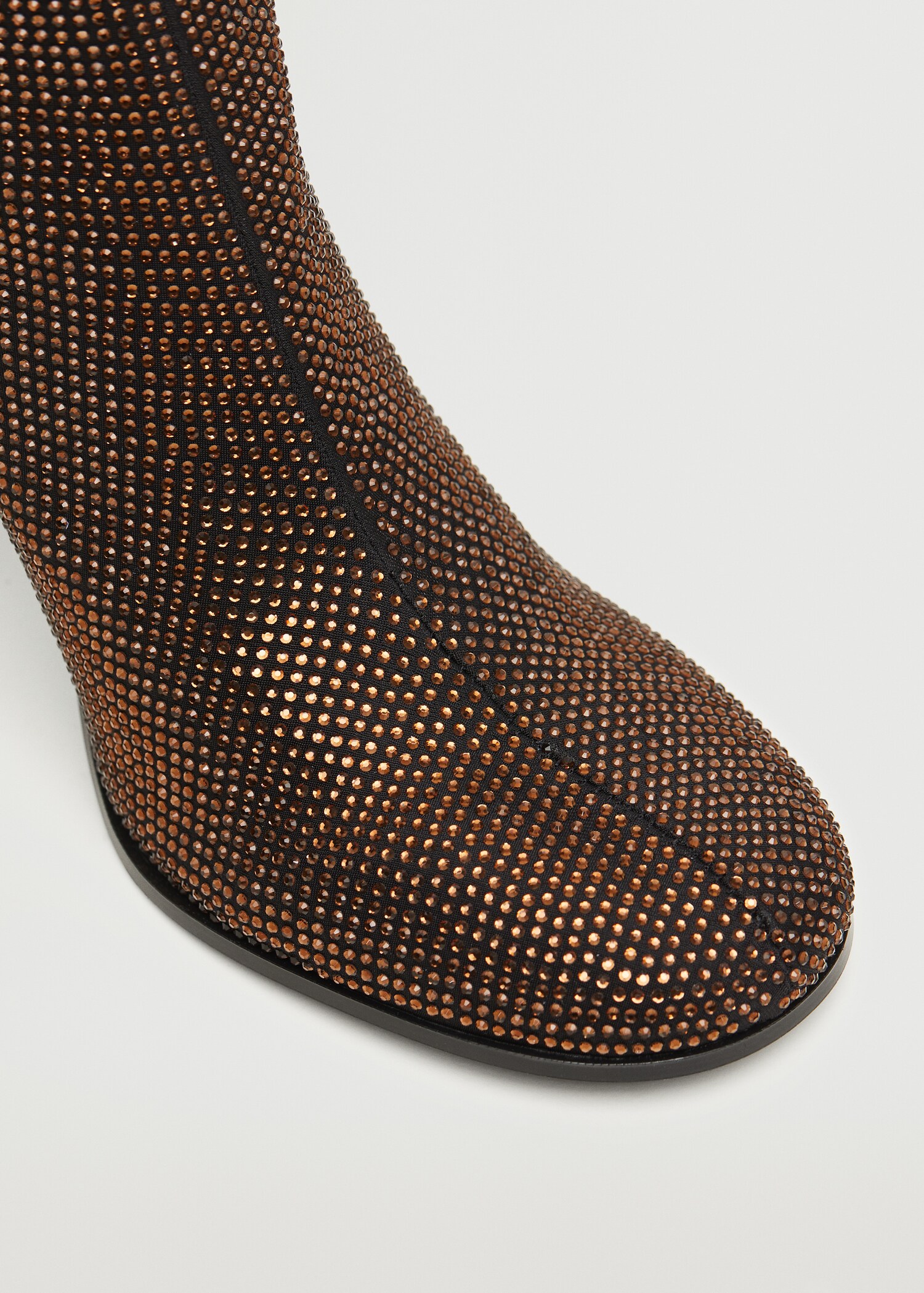 Glänzende Stiefel mit Absatz - Detail des Artikels 2