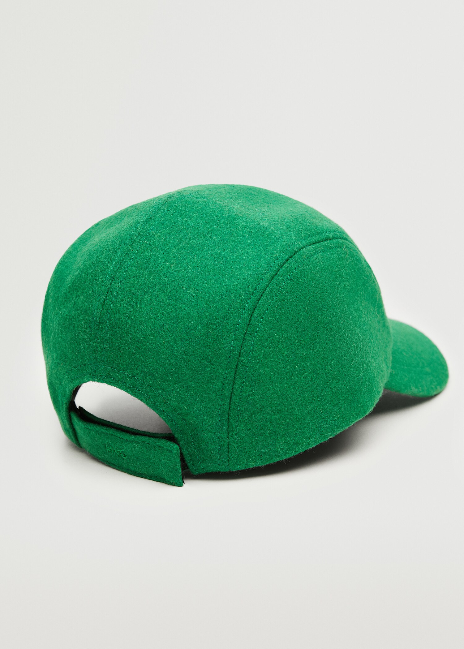 Wool cap with visor - Details of the article 2