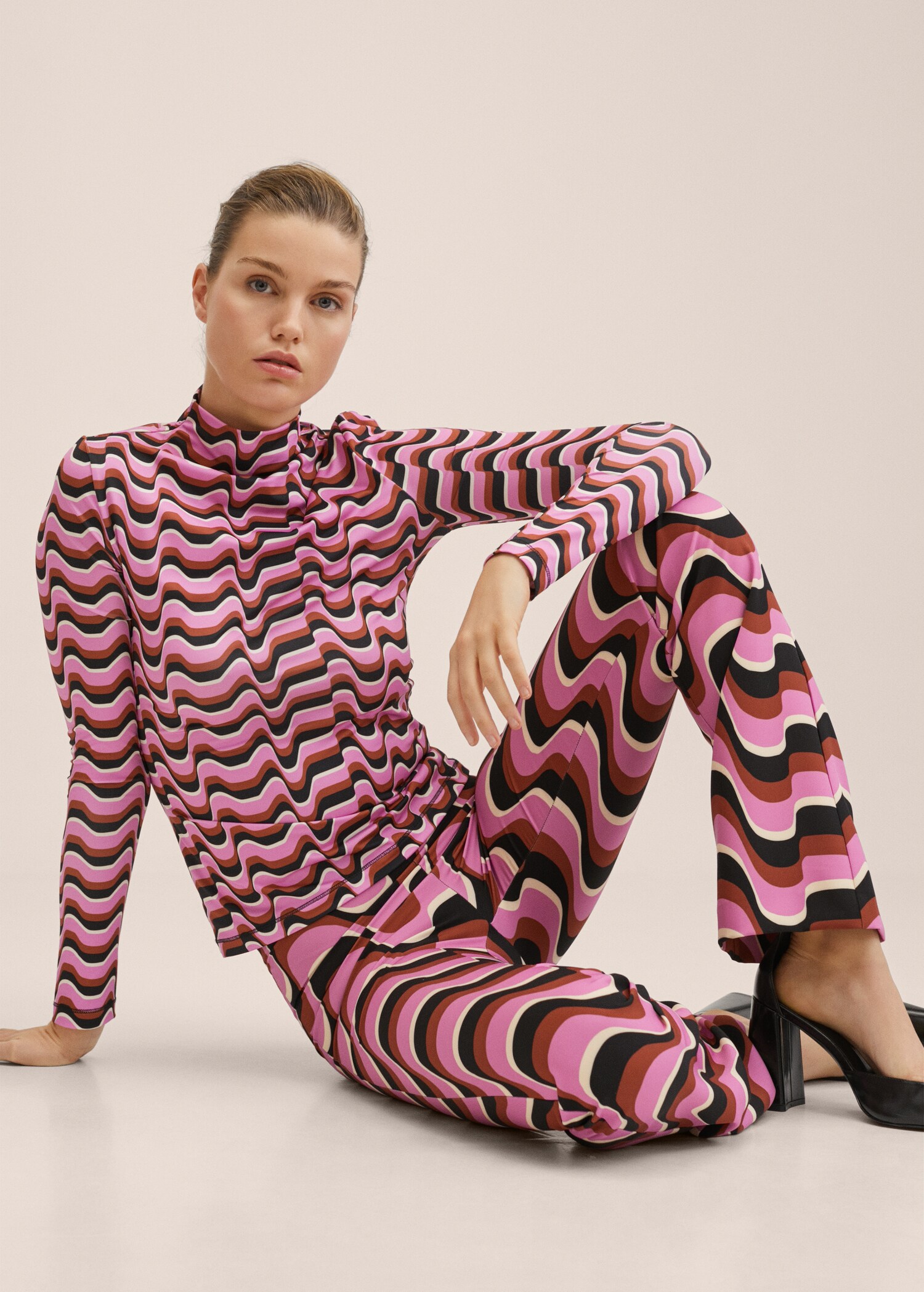 Printed straight trousers - Details of the article 1