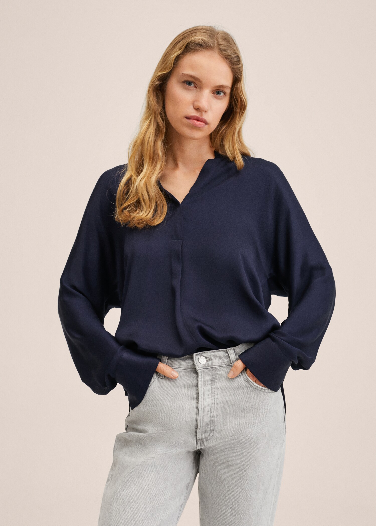 Blusa satinada oversize - Plano medio