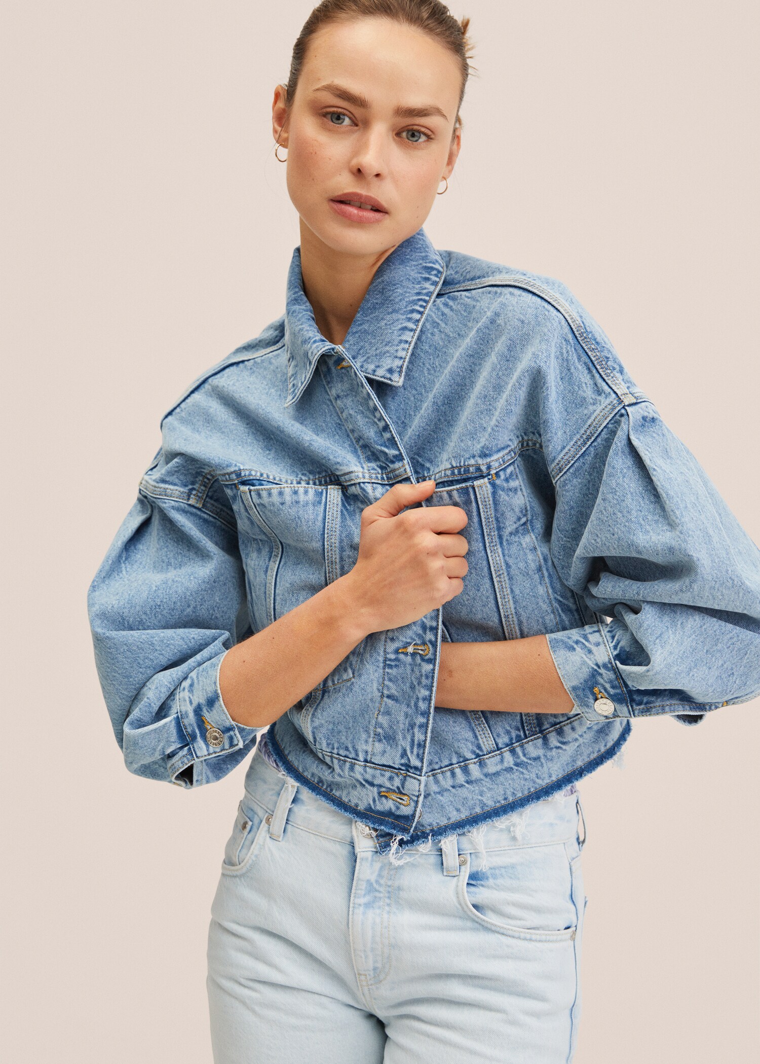Blouson jean bords effilochés - Plan moyen