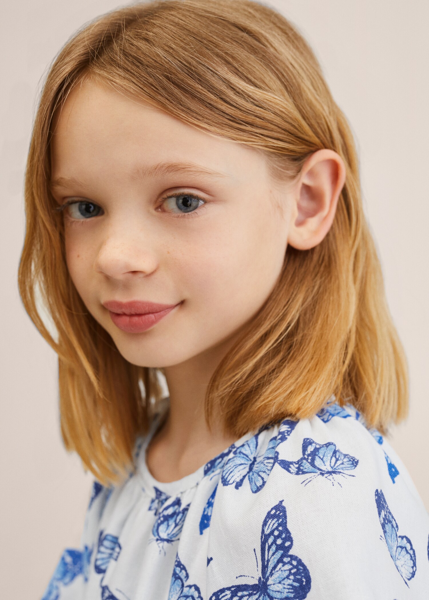 Linen blouse with butterflies - Details of the article 2