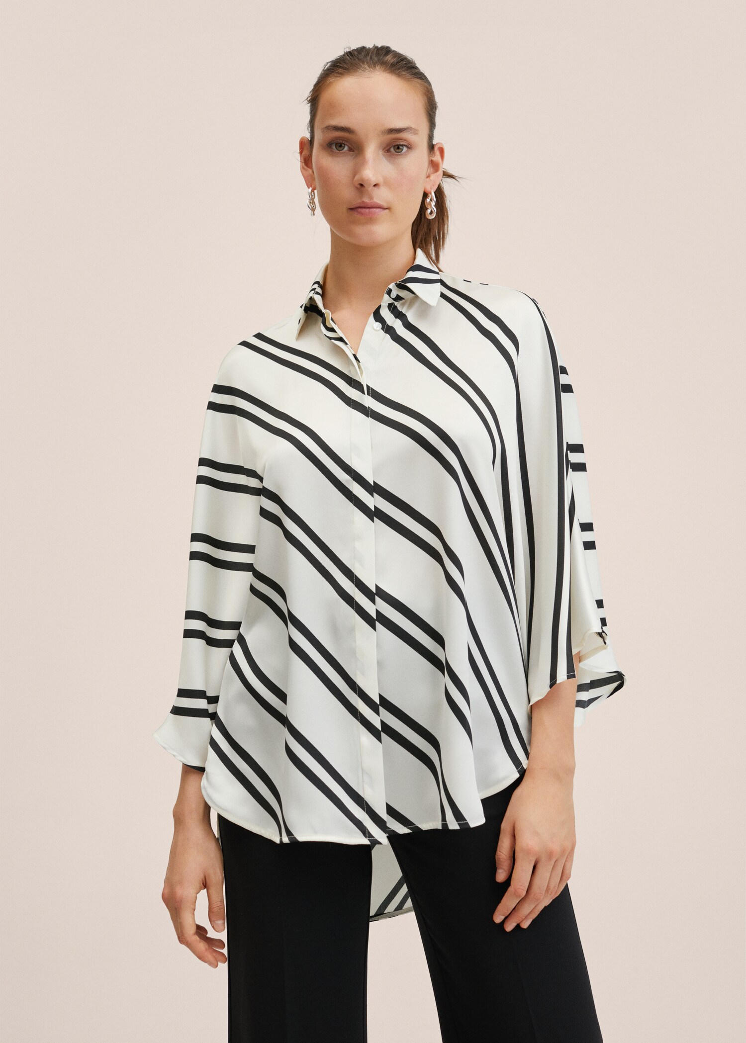 Blusa satinada rayas - Plano medio