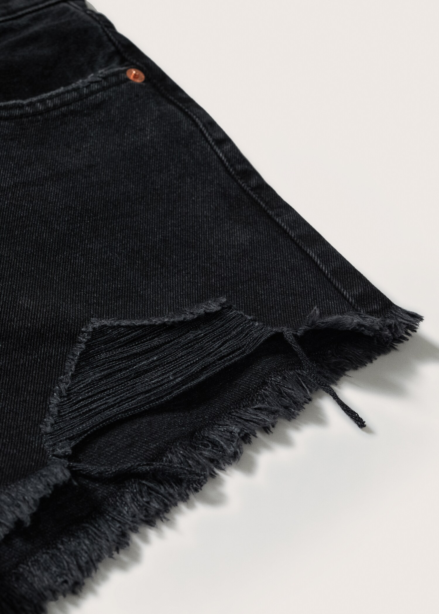 Mini shorts with frayed hem - Details of the article 8