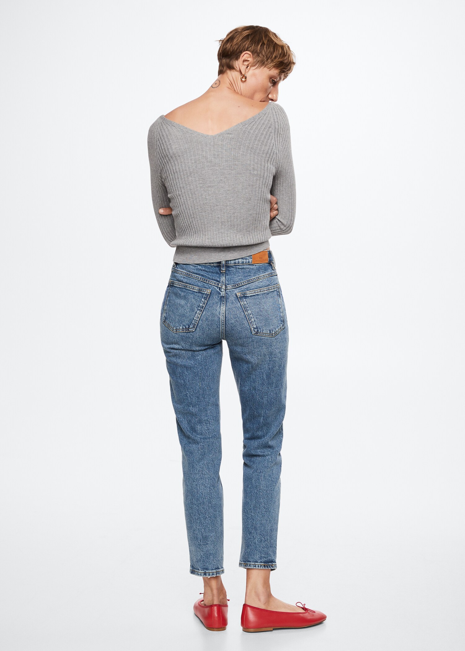 Comfort Mom-Jeans mit hoher Bundhöhe - Rückseite des Artikels