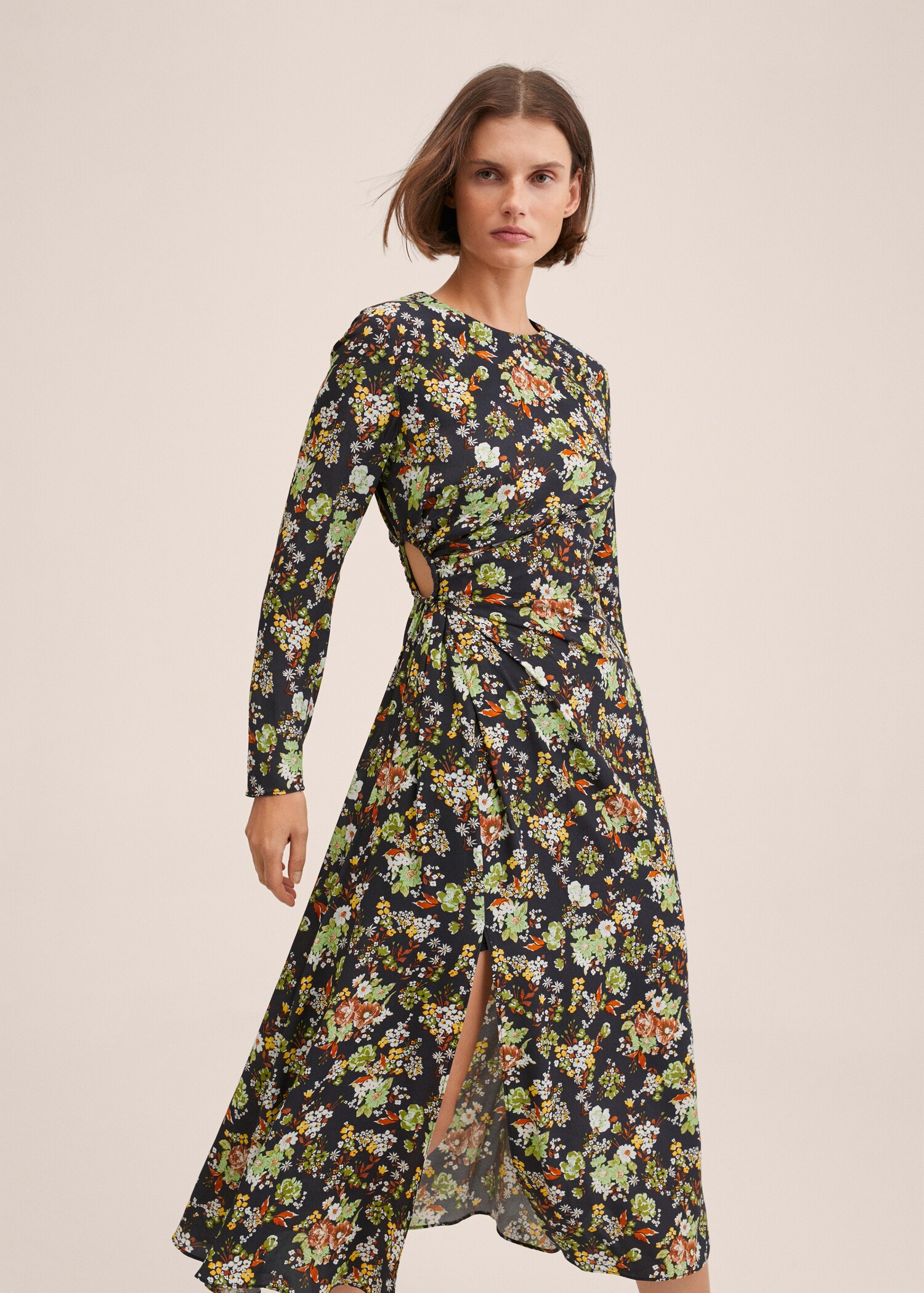 Robe froncée dos ouvert - Plan moyen