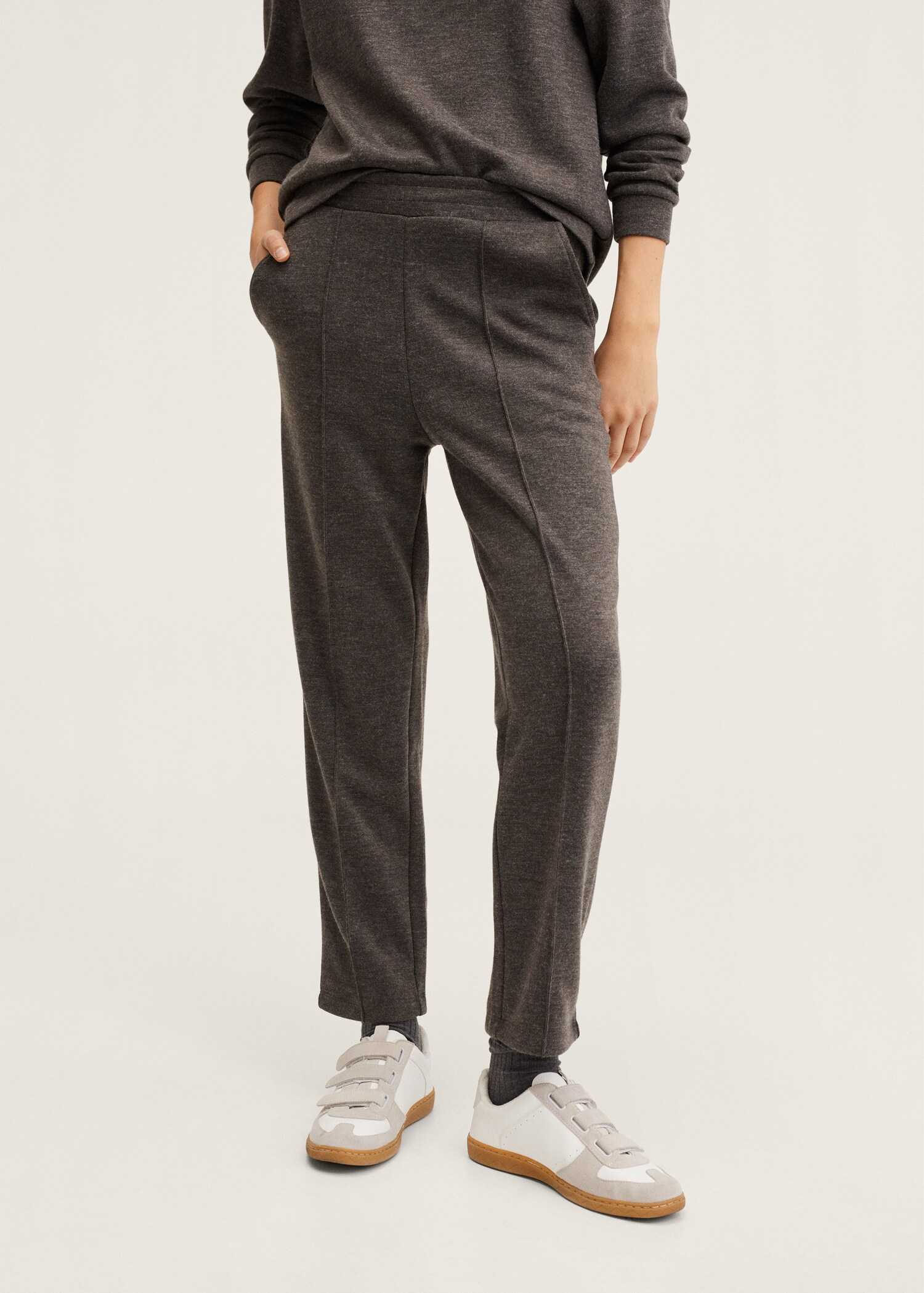 Pantalón jogger bolsillos - Plano medio