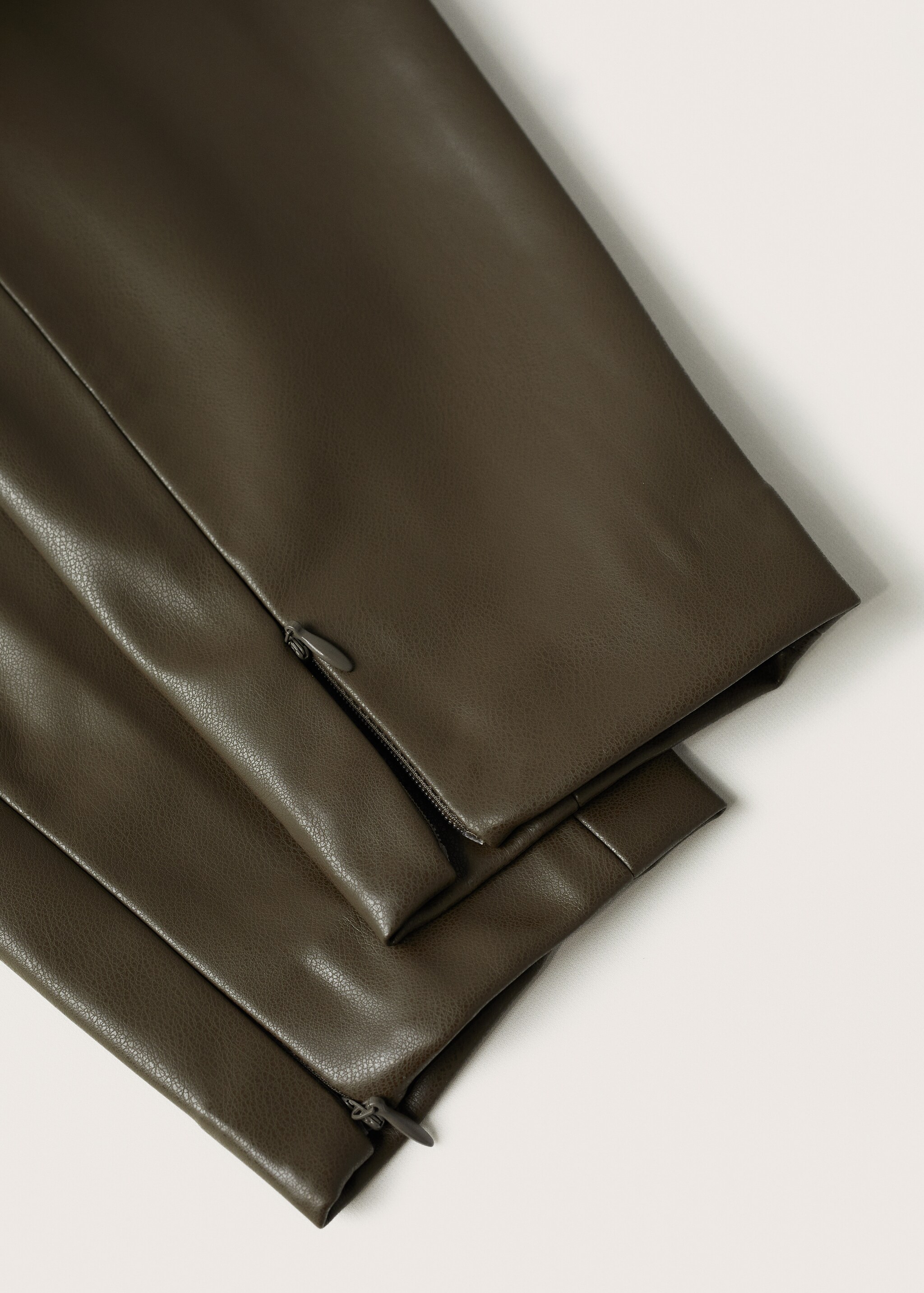 Leather-effect leggings with split hems - Details of the article 8