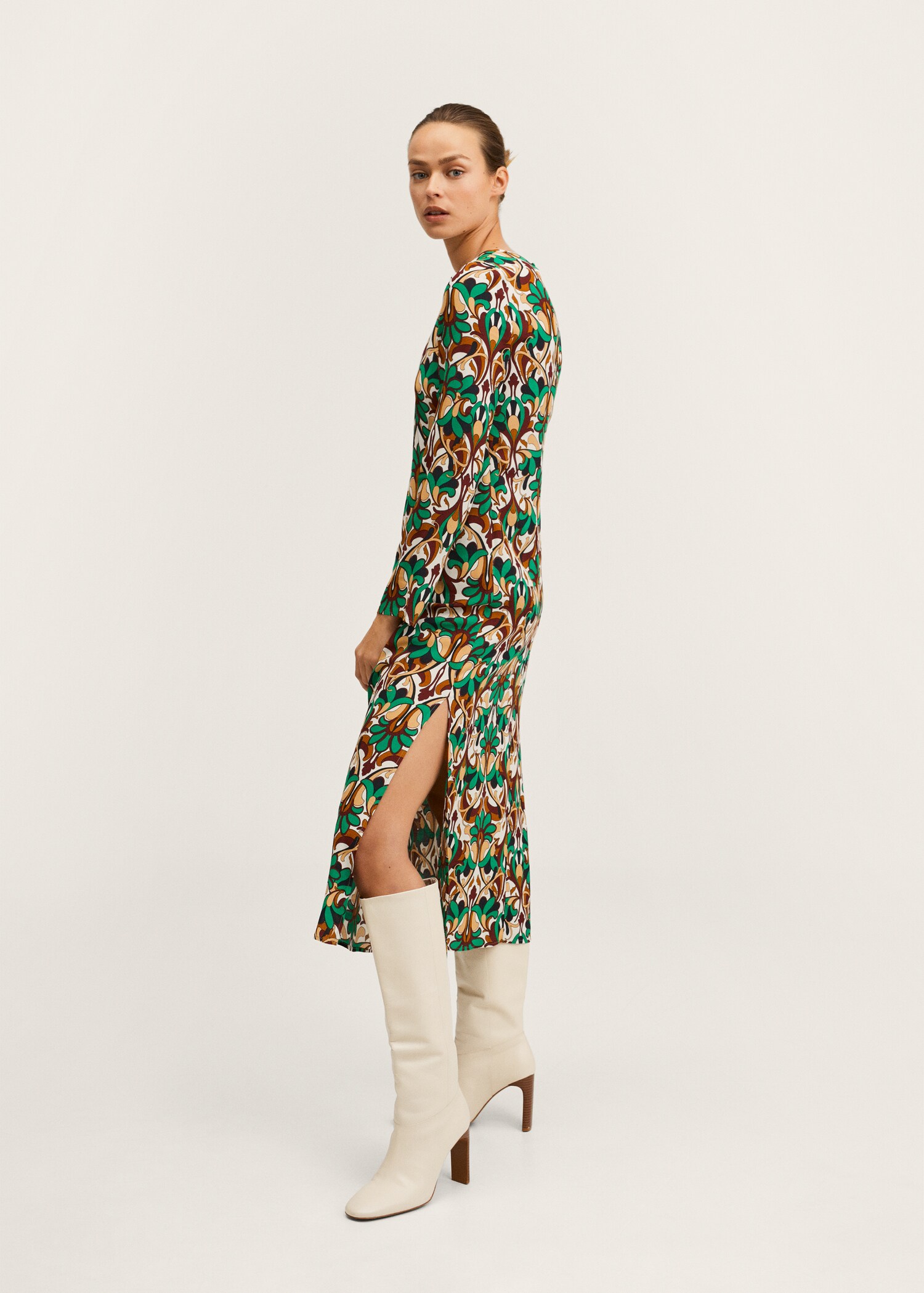 Vestido estampado abertura  - Plano medio