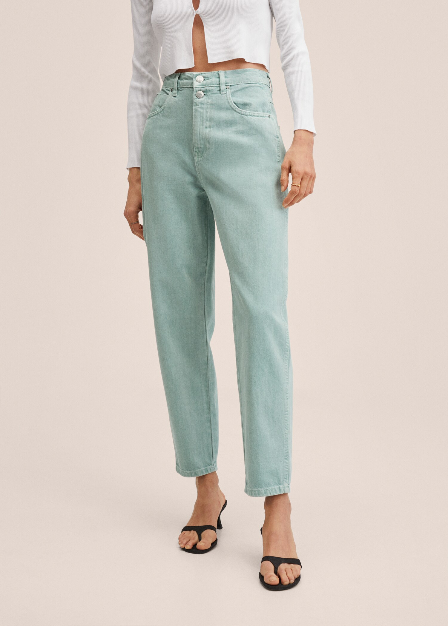 Vaqueros tapered tiro alto - Plano medio
