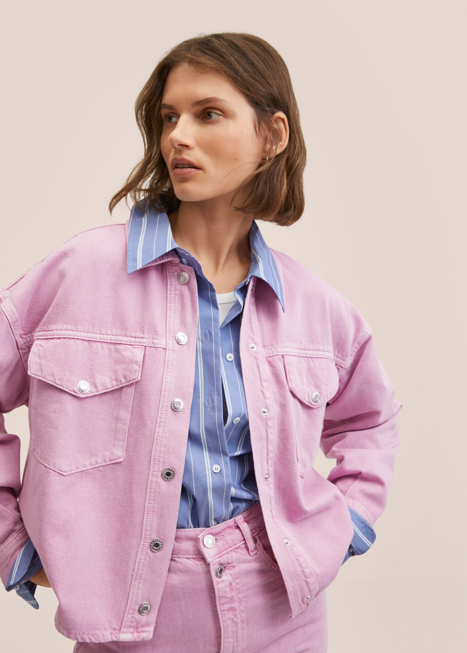 Camisa vaquera oversize - Plano medio