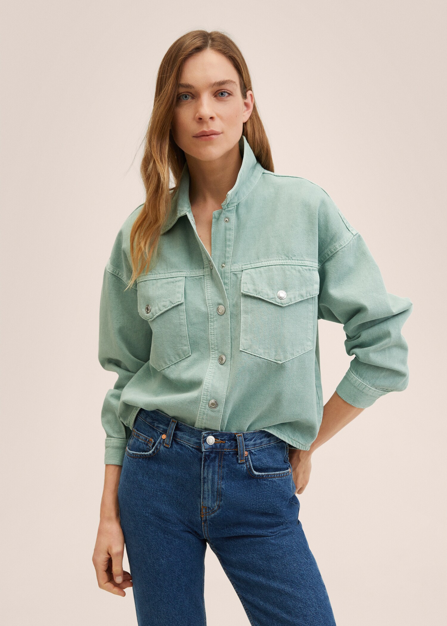 Camisa vaquera oversize - Plano medio