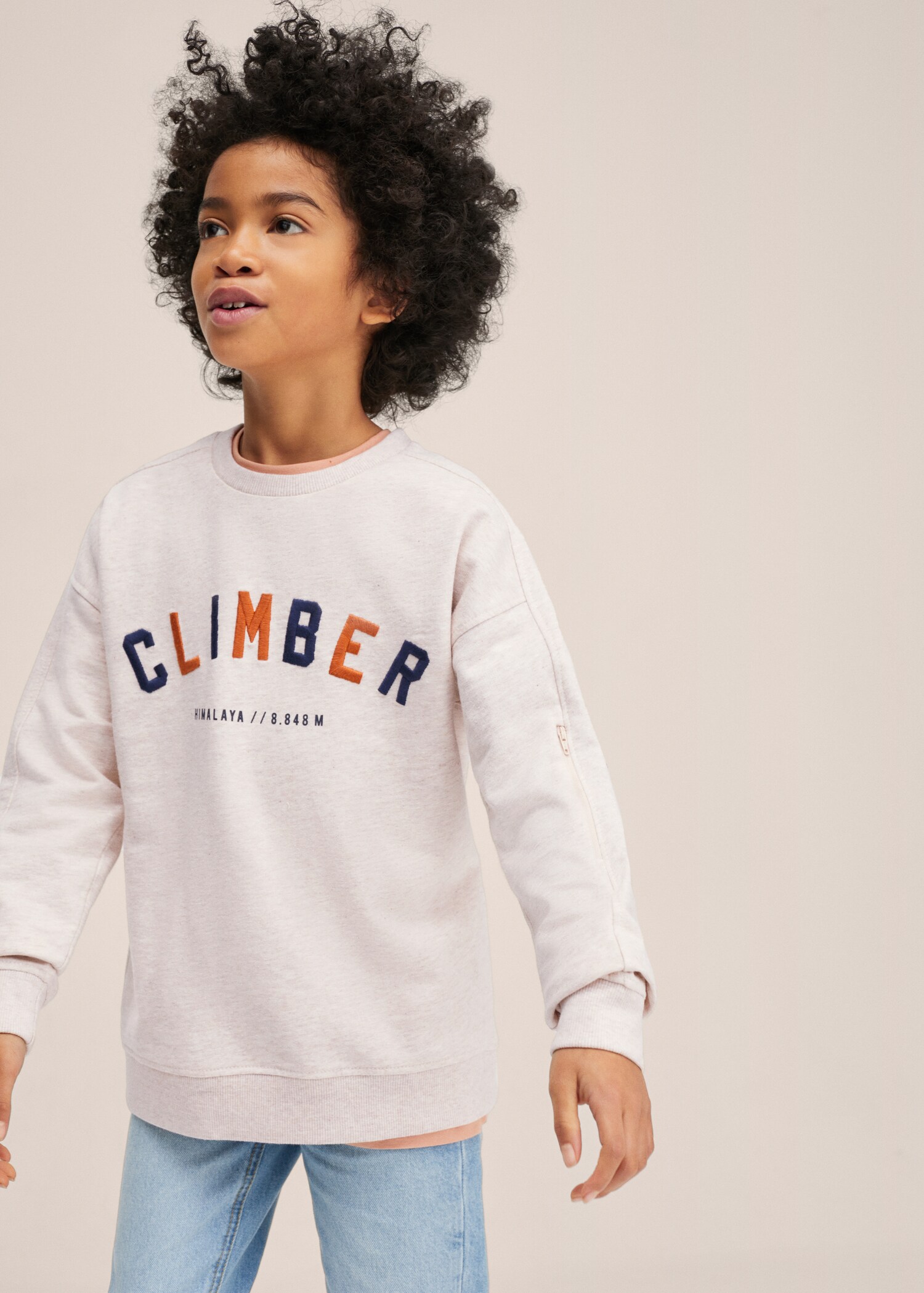 Sudadera mensaje bordado - Plano medio