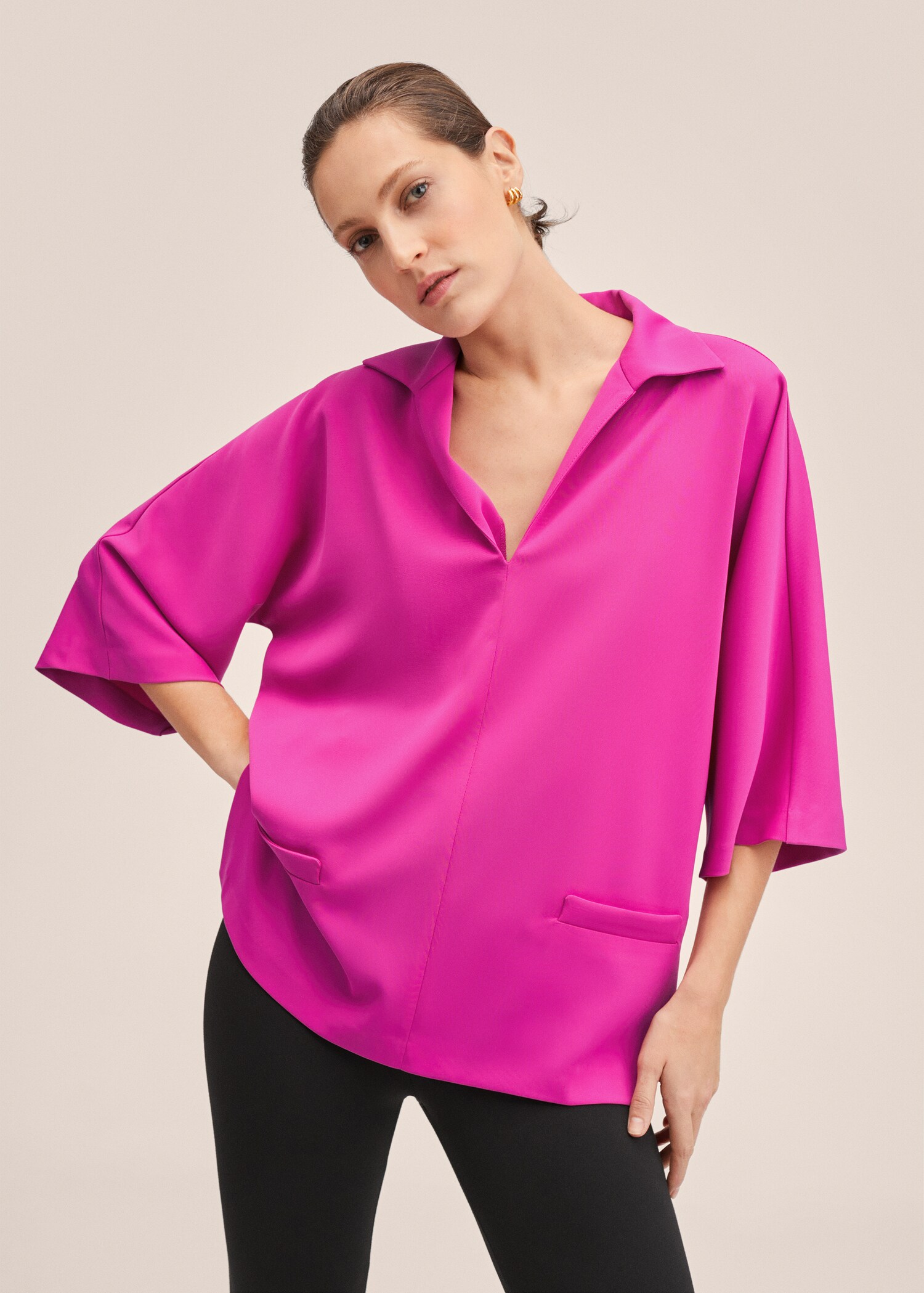 Blusa satinada oversize - Plano medio