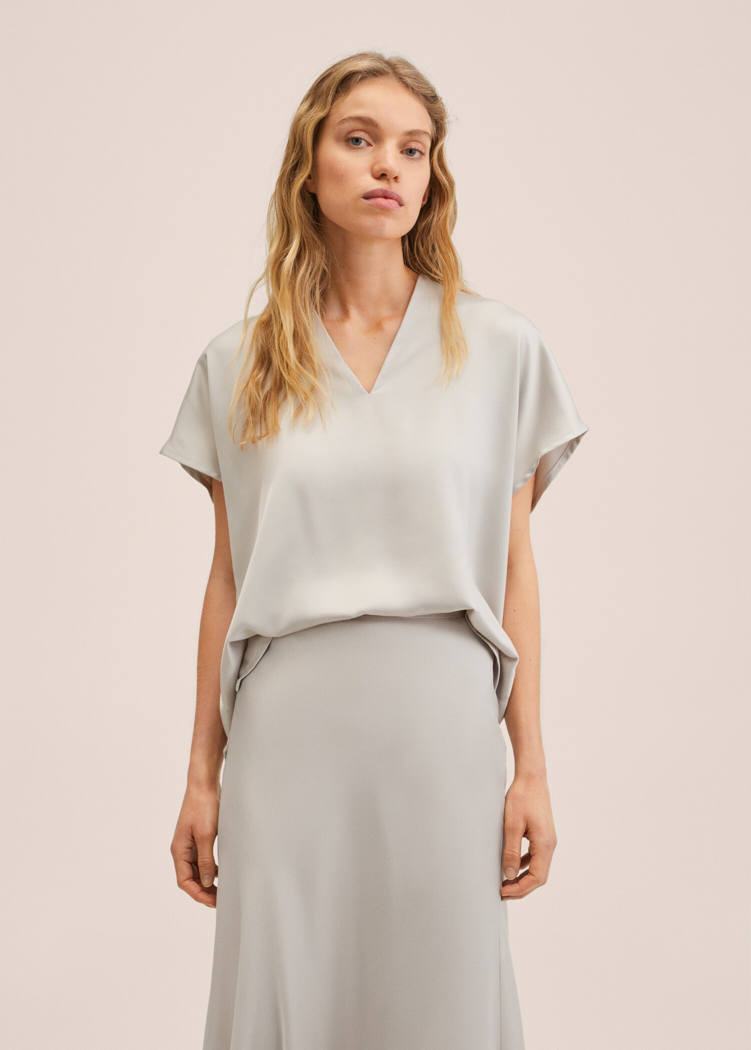 Blusa satinada oversize - Plano medio
