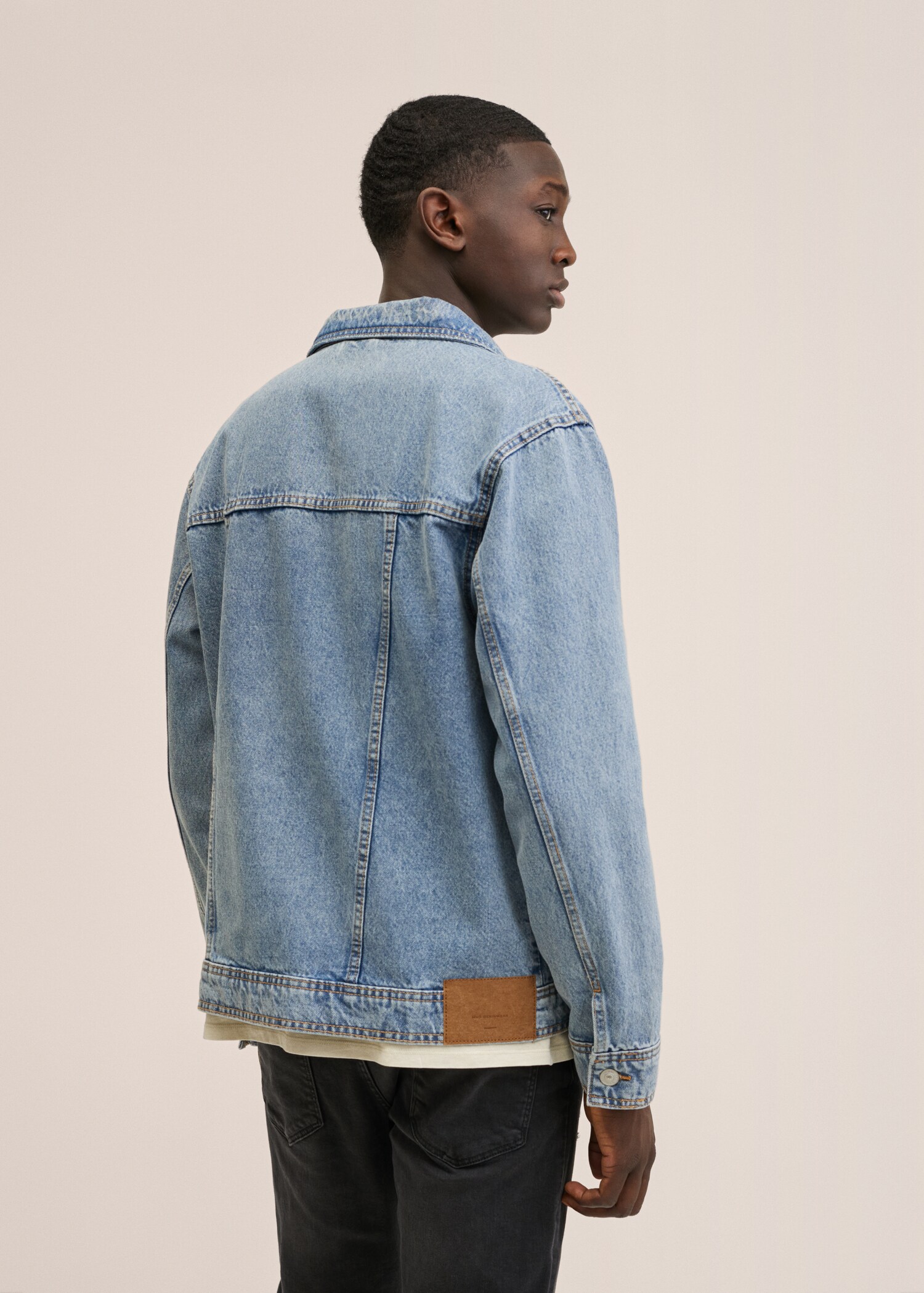 Pockets denim jacket - Reverse of the article