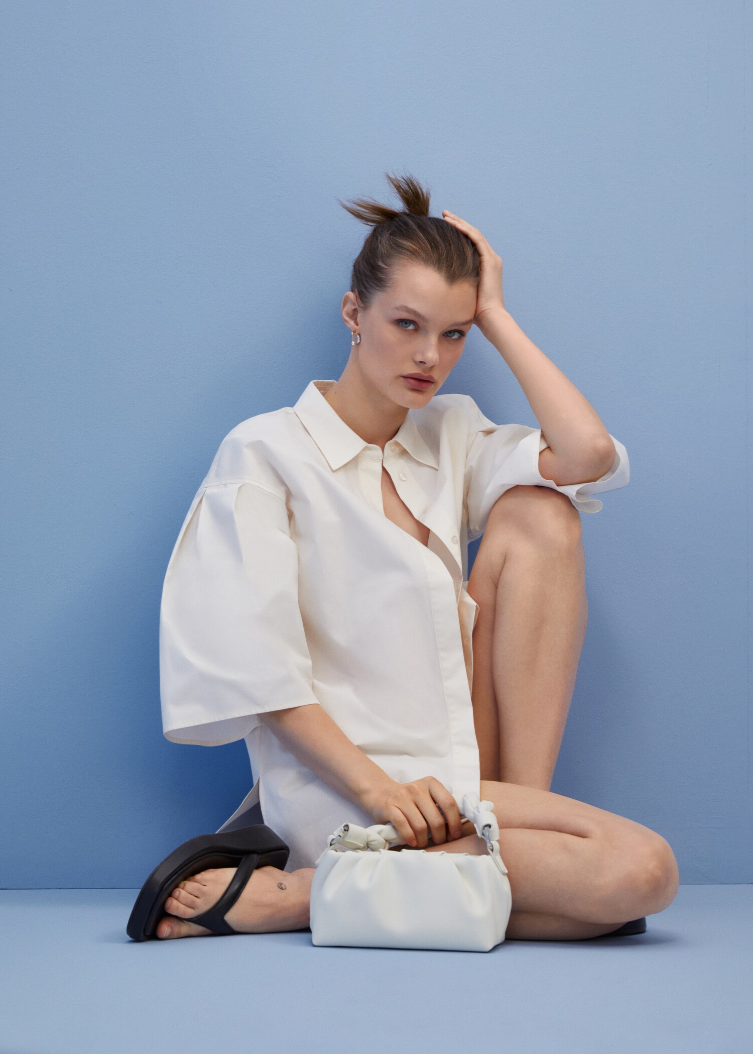 Crossbody bag with twisted strap   - Details of the article 8