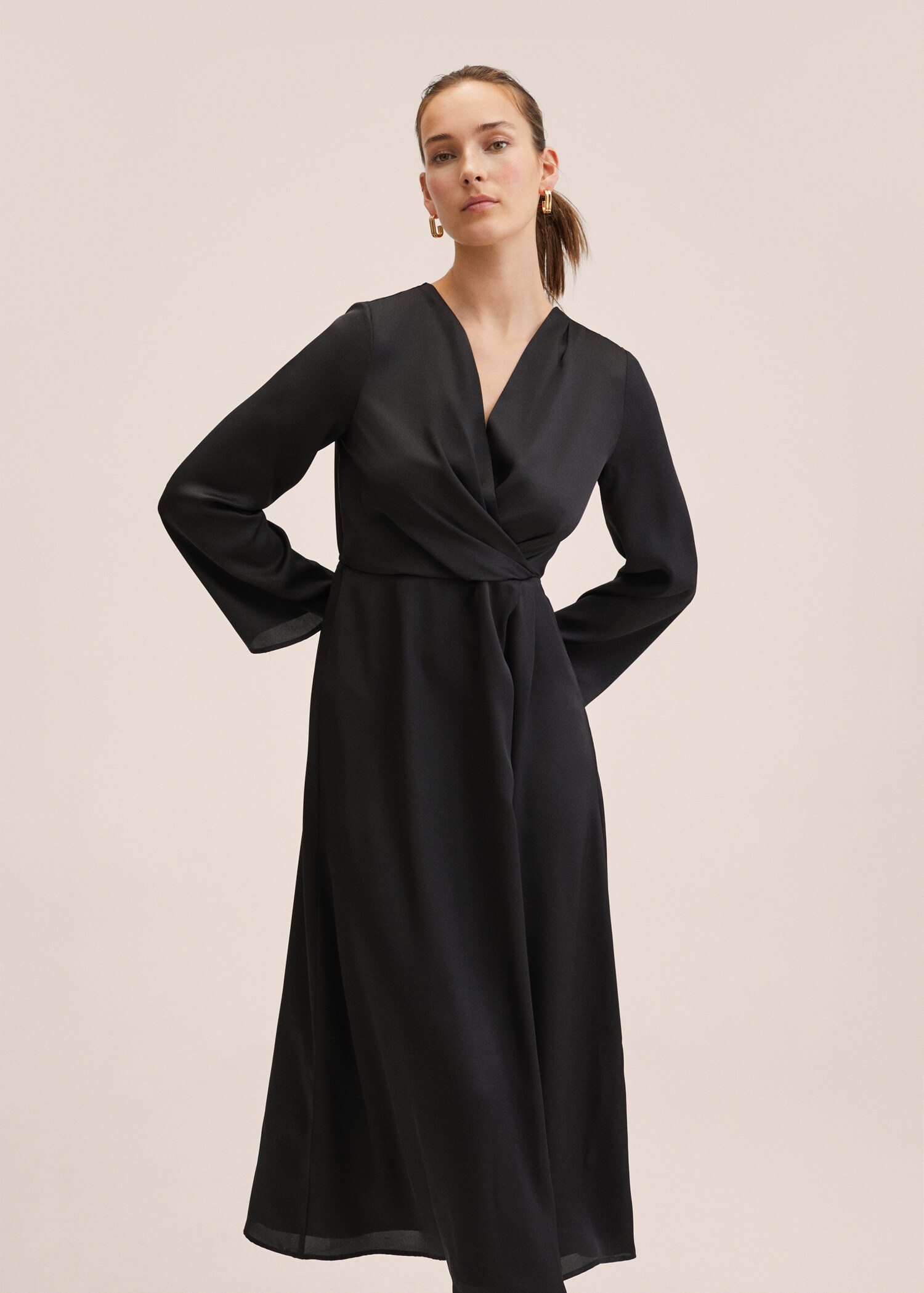 Robe cache-cœur satinée - Plan moyen
