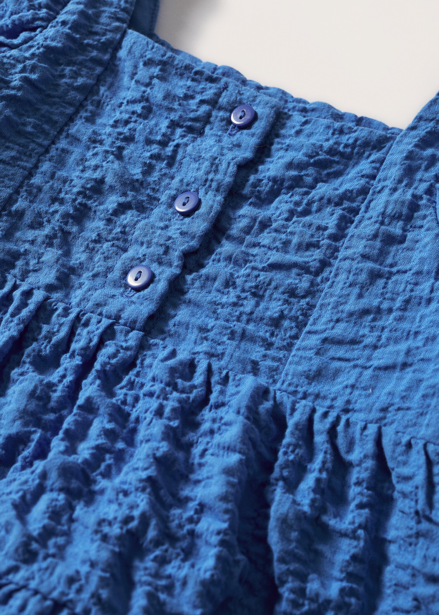 Texturiertes Rüschenkleid - Detail des Artikels 9