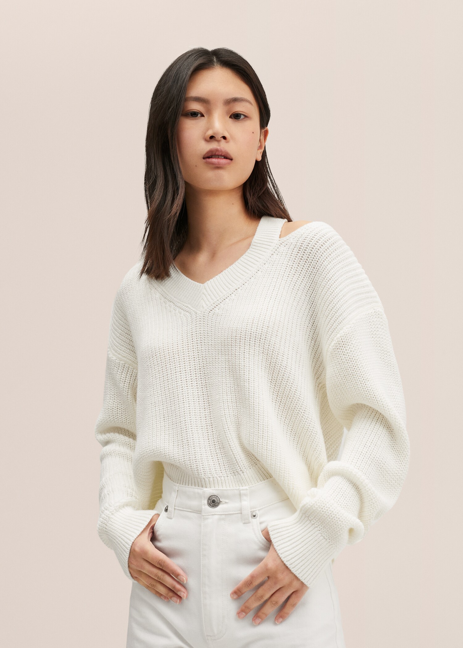 Cut-out knitted sweater - Medium plane