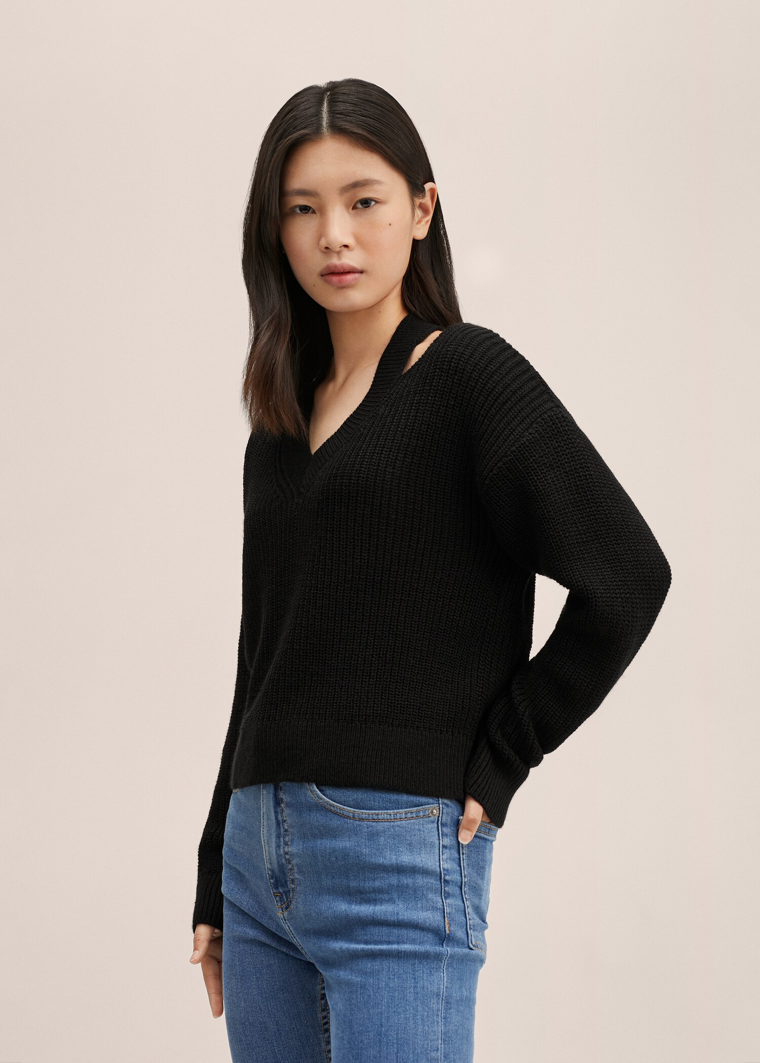 Cut-out knitted sweater - Medium plane