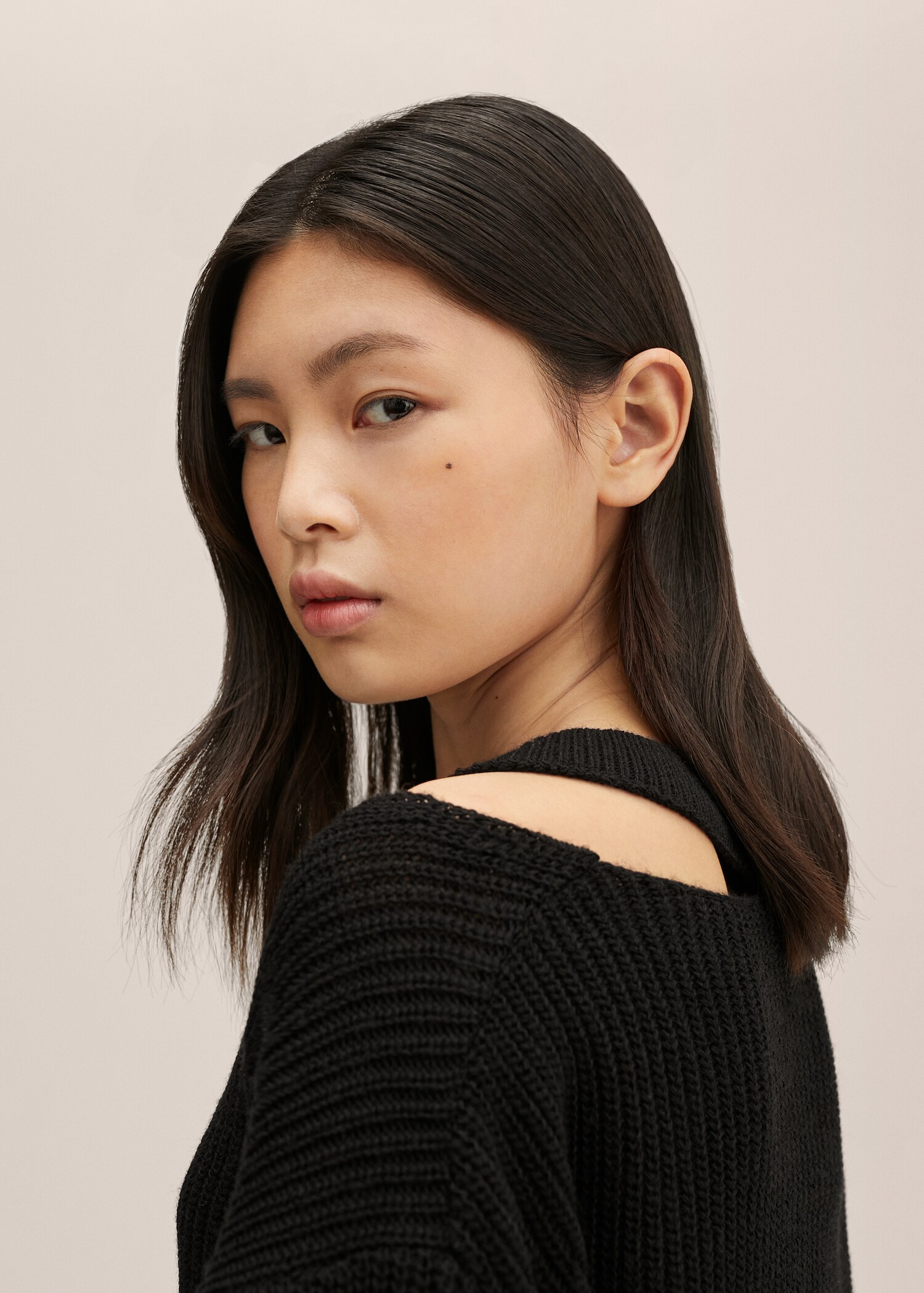 Cut-out knitted sweater - Details of the article 1