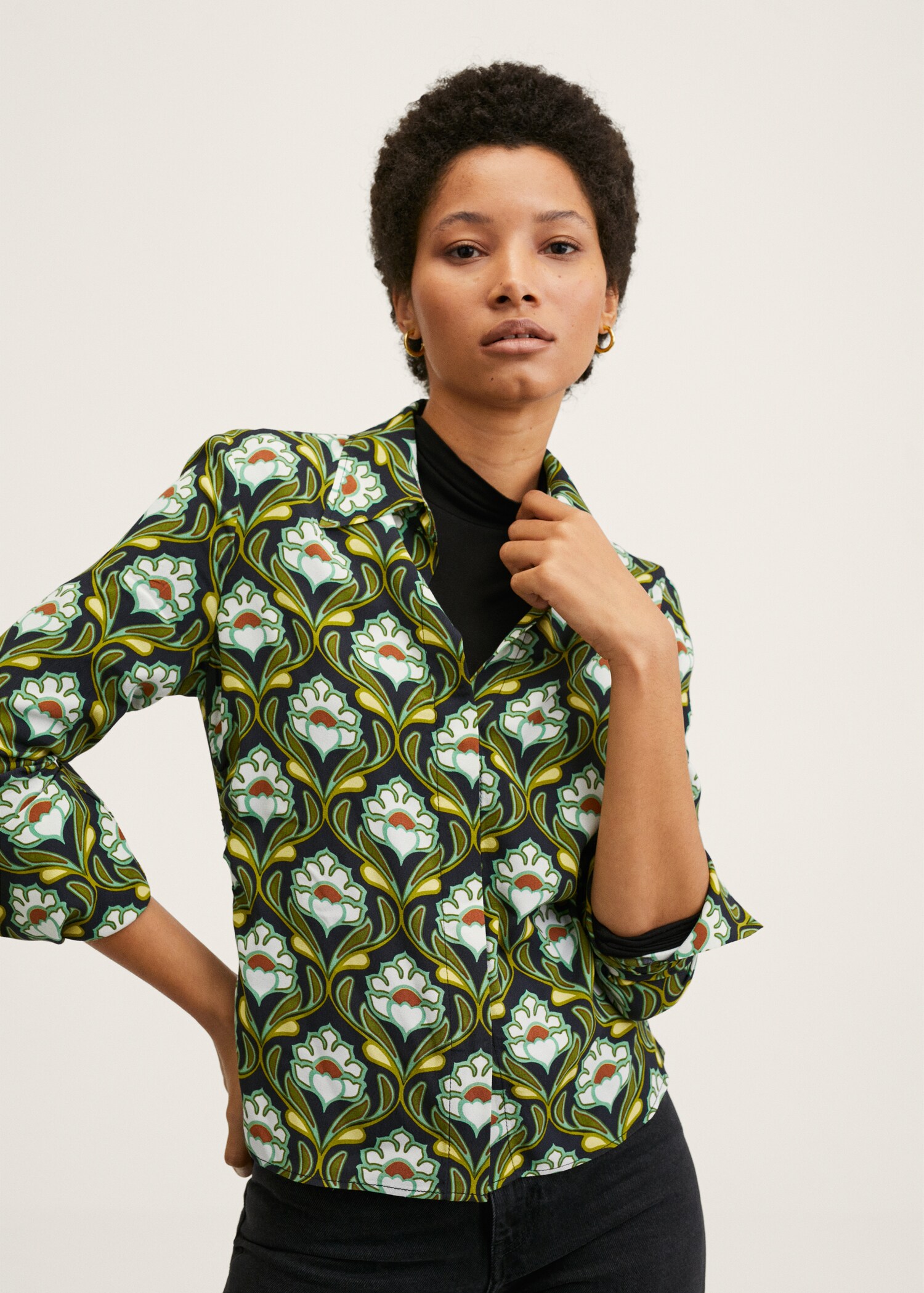 Blusa entallada estampada - Plano medio