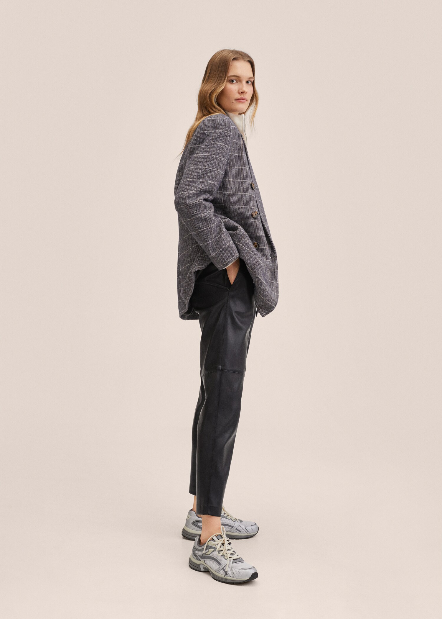Leather-effect elastic waist trousers - Details of the article 2