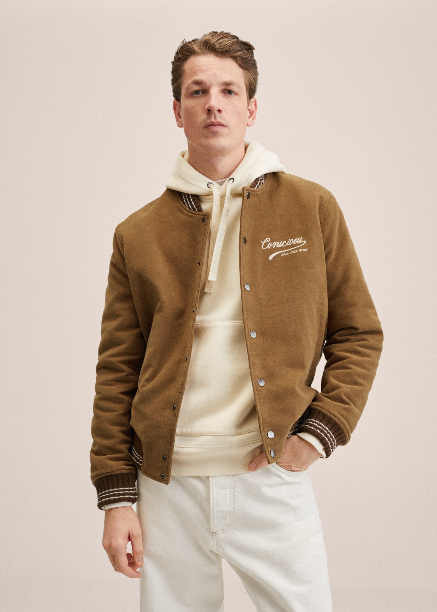 Chaqueta bomber varsity - Plano medio