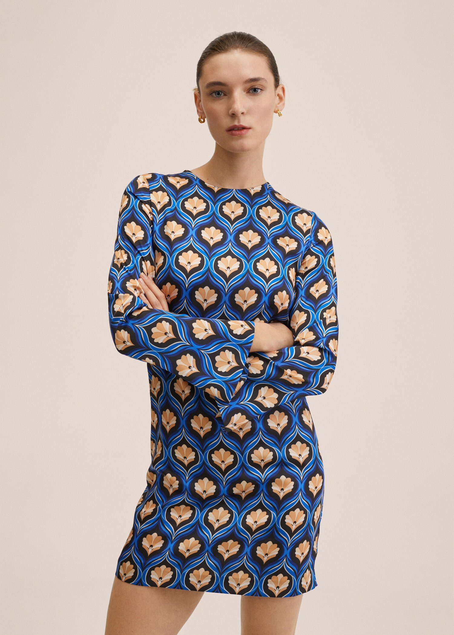 Robe imprimée rétro - Plan moyen