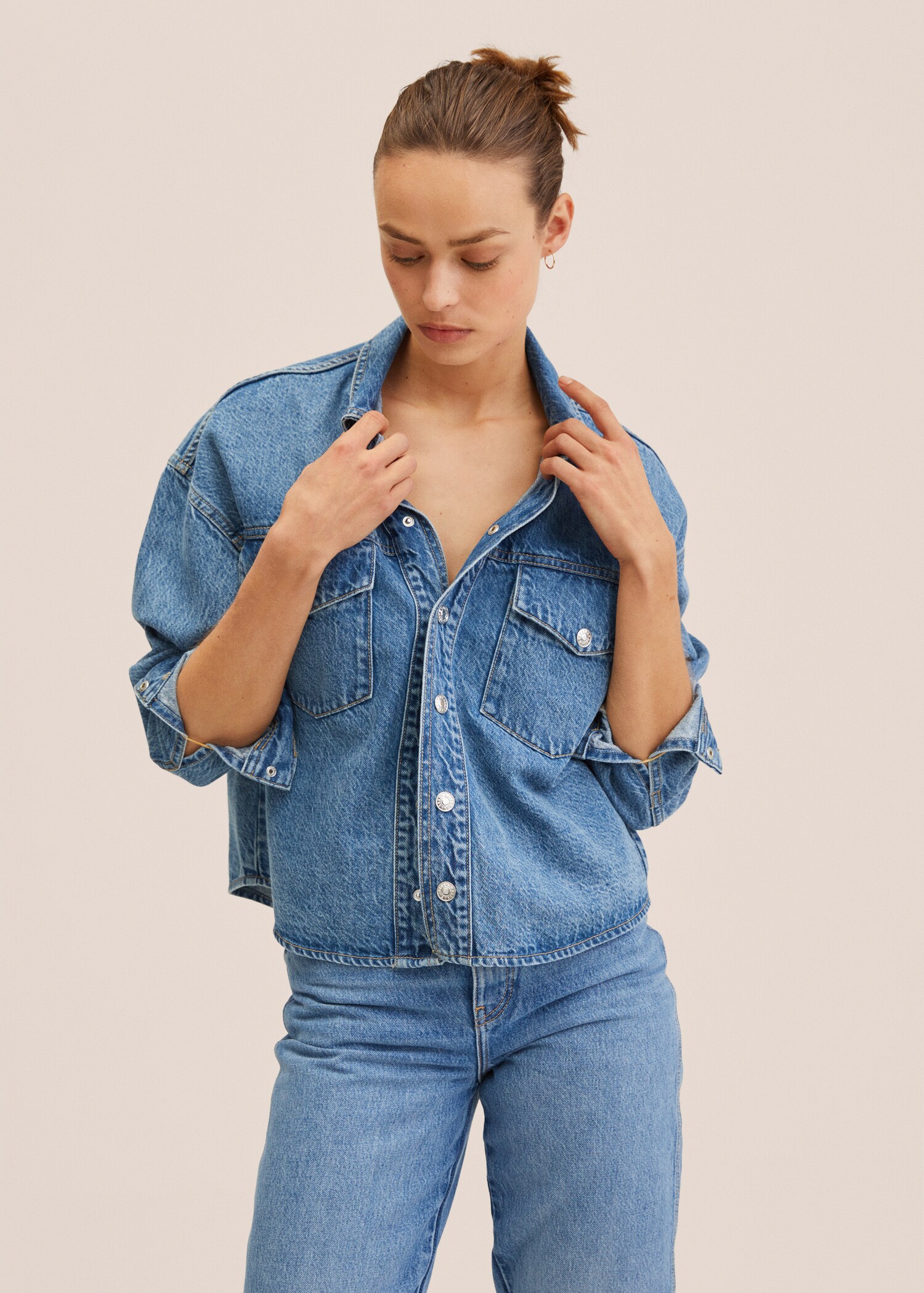Camisa vaquera oversize - Plano medio