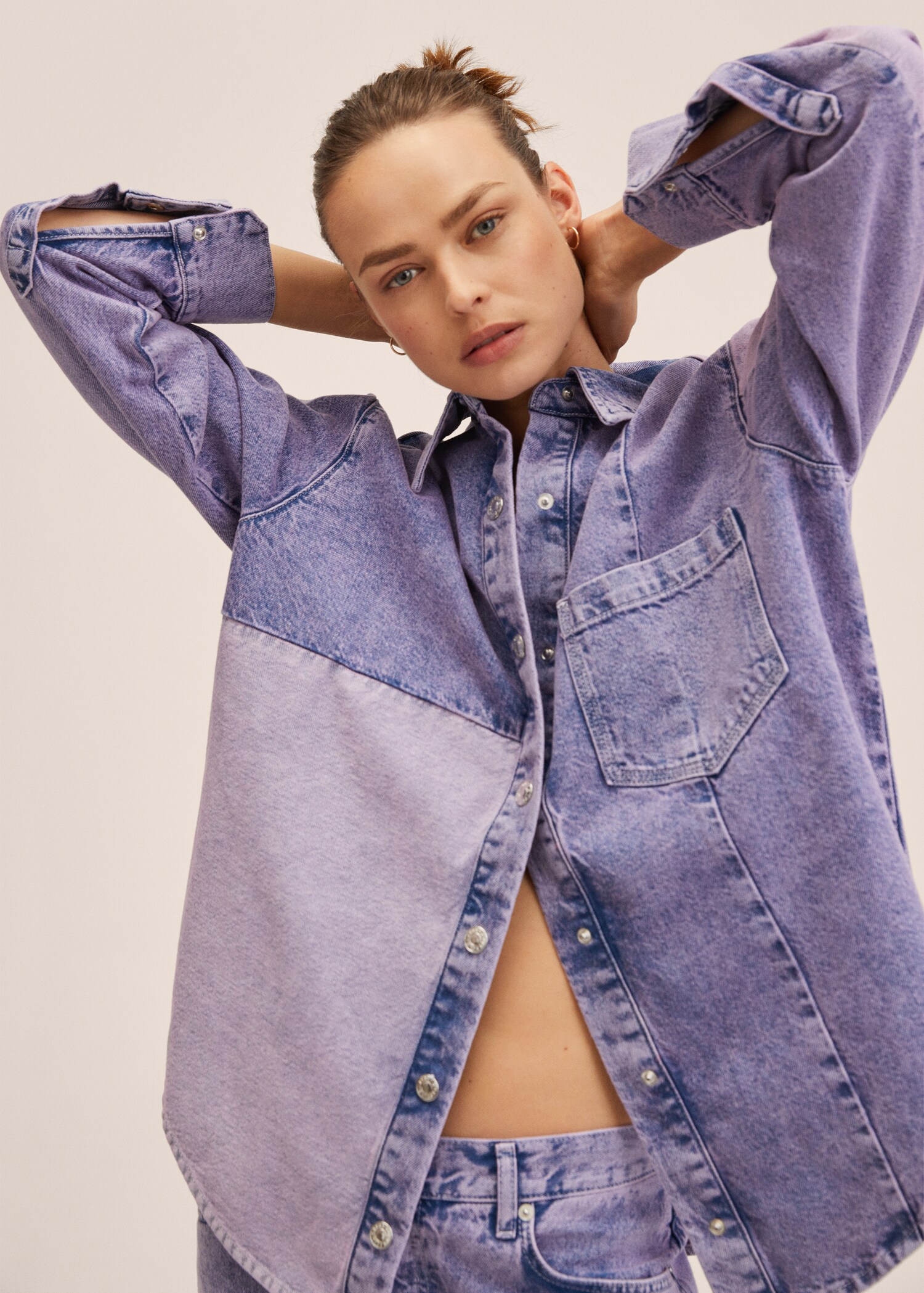 Sobrecamisa vaquera oversize - Plano medio