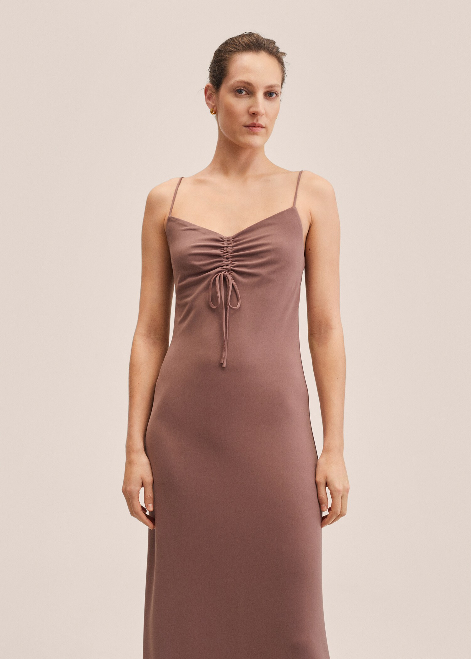 Vestido escote fruncido - Plano medio