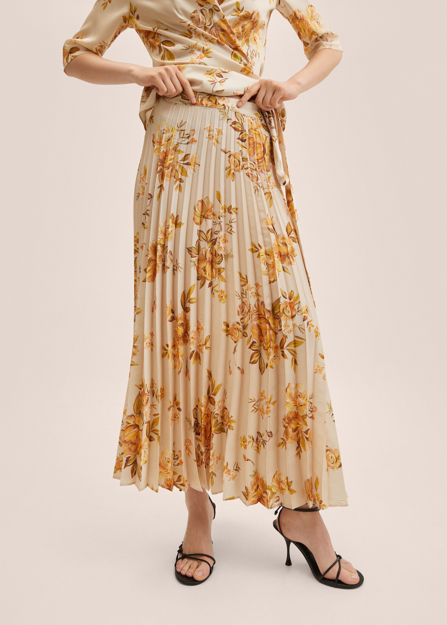 Falda plisada floral - Plano medio