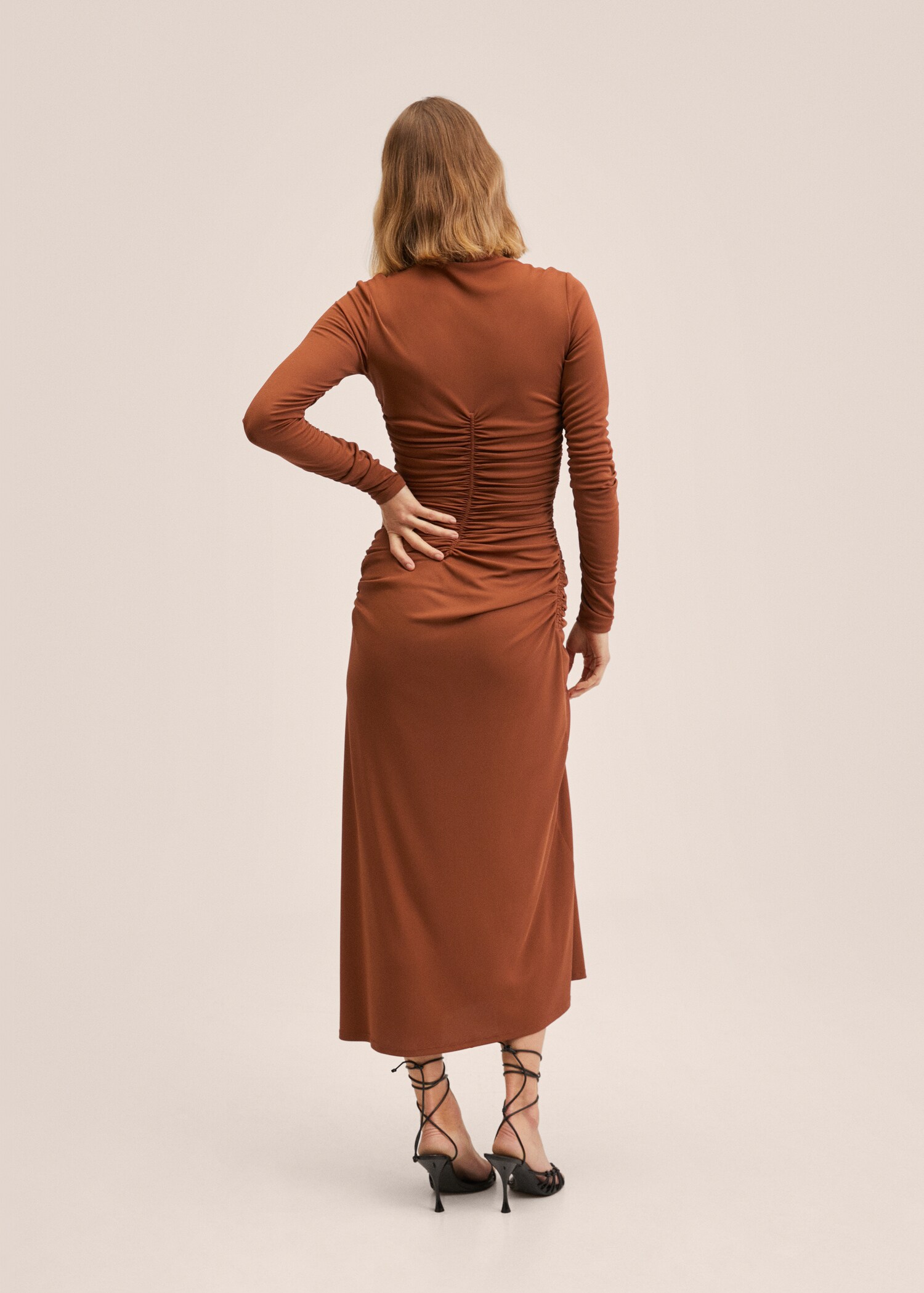Robe froncée dos ouvert - Verso de l’article