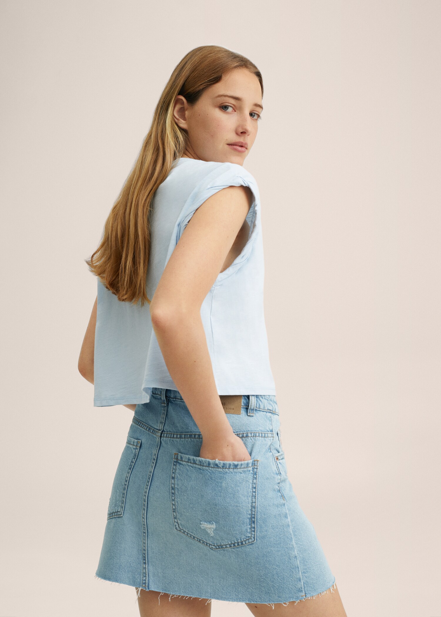Denim miniskirt with frayed hem - Details of the article 2