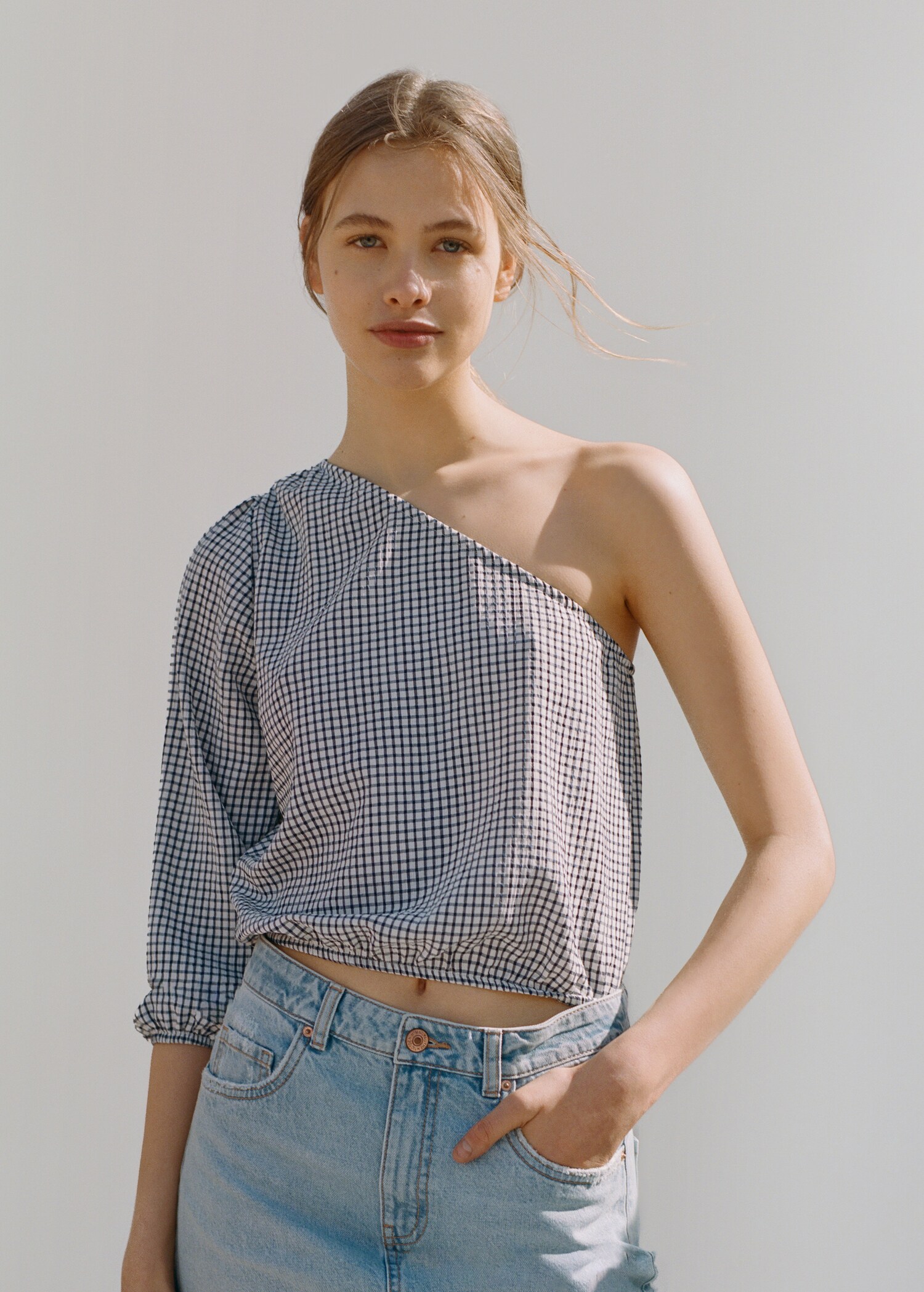 Denim miniskirt with frayed hem - Details of the article 5