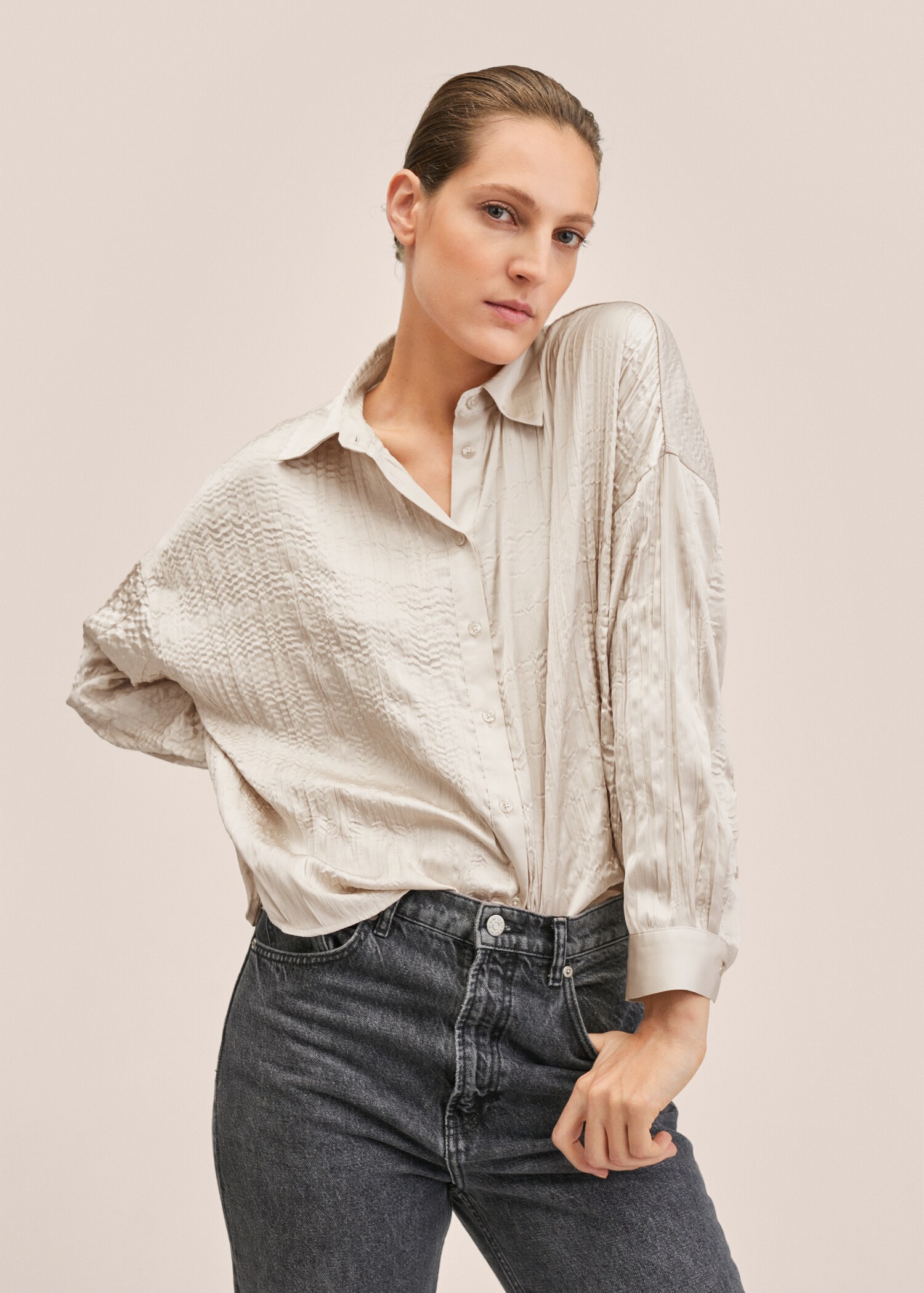 Camisa satinada oversize - Plano medio