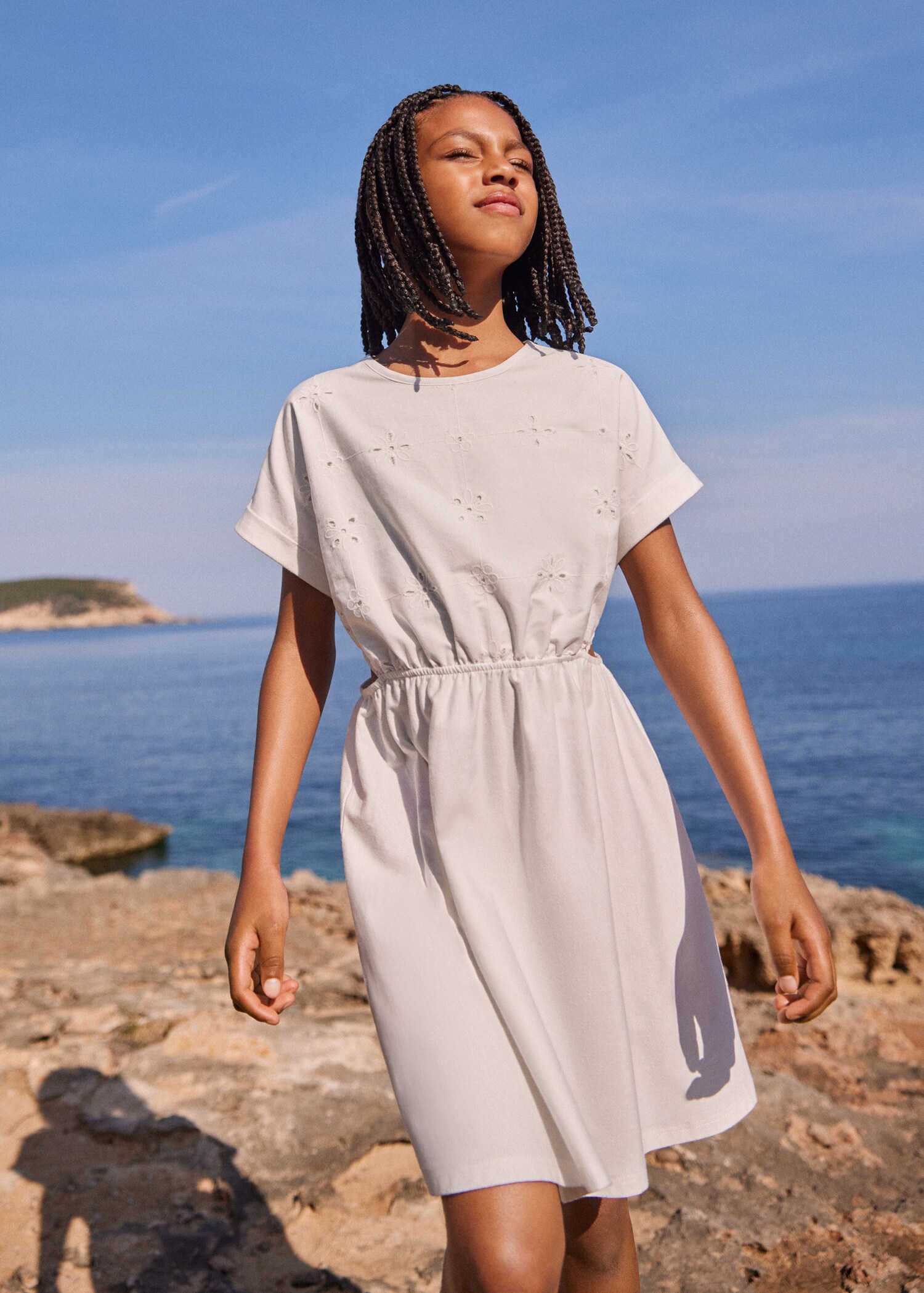 Embroidered dress with side slits - Details of the article 5