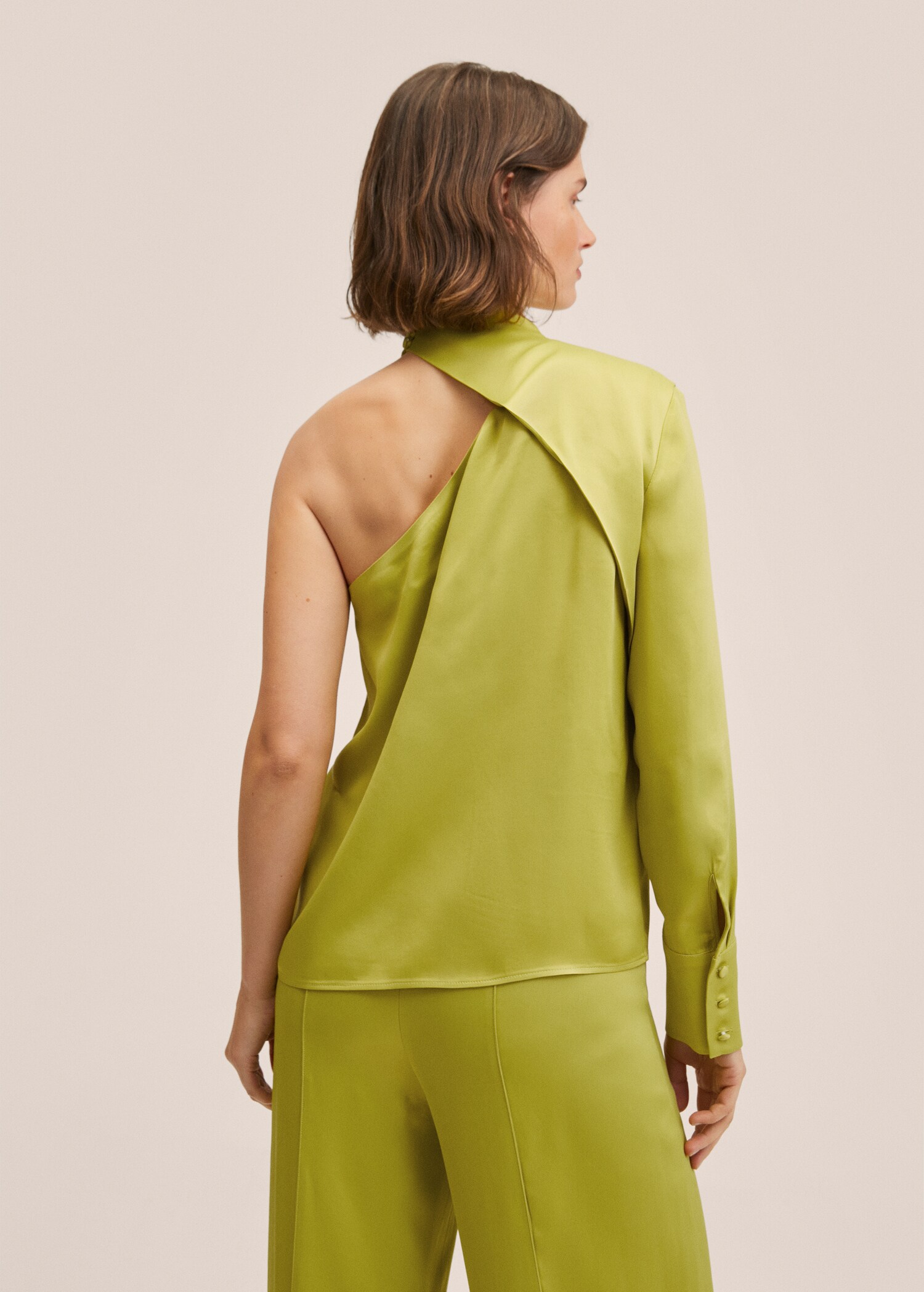 Blusa asimétrica satinada - Reverso del artículo