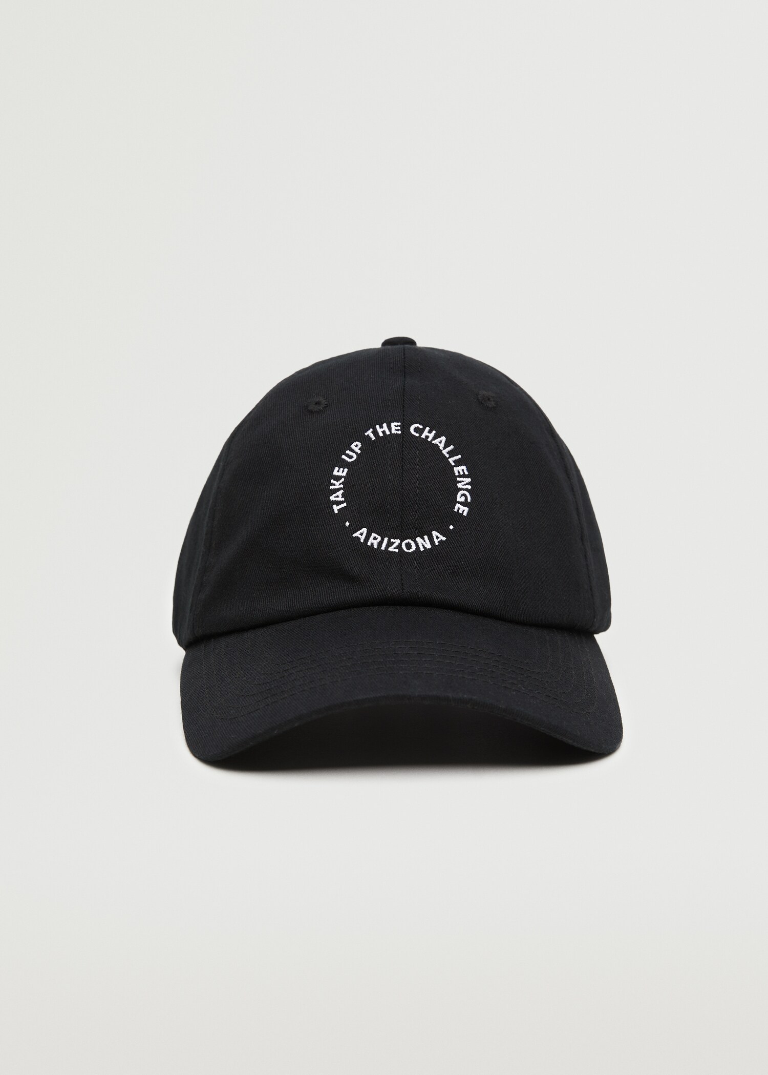Casquette message brodé - Plan moyen