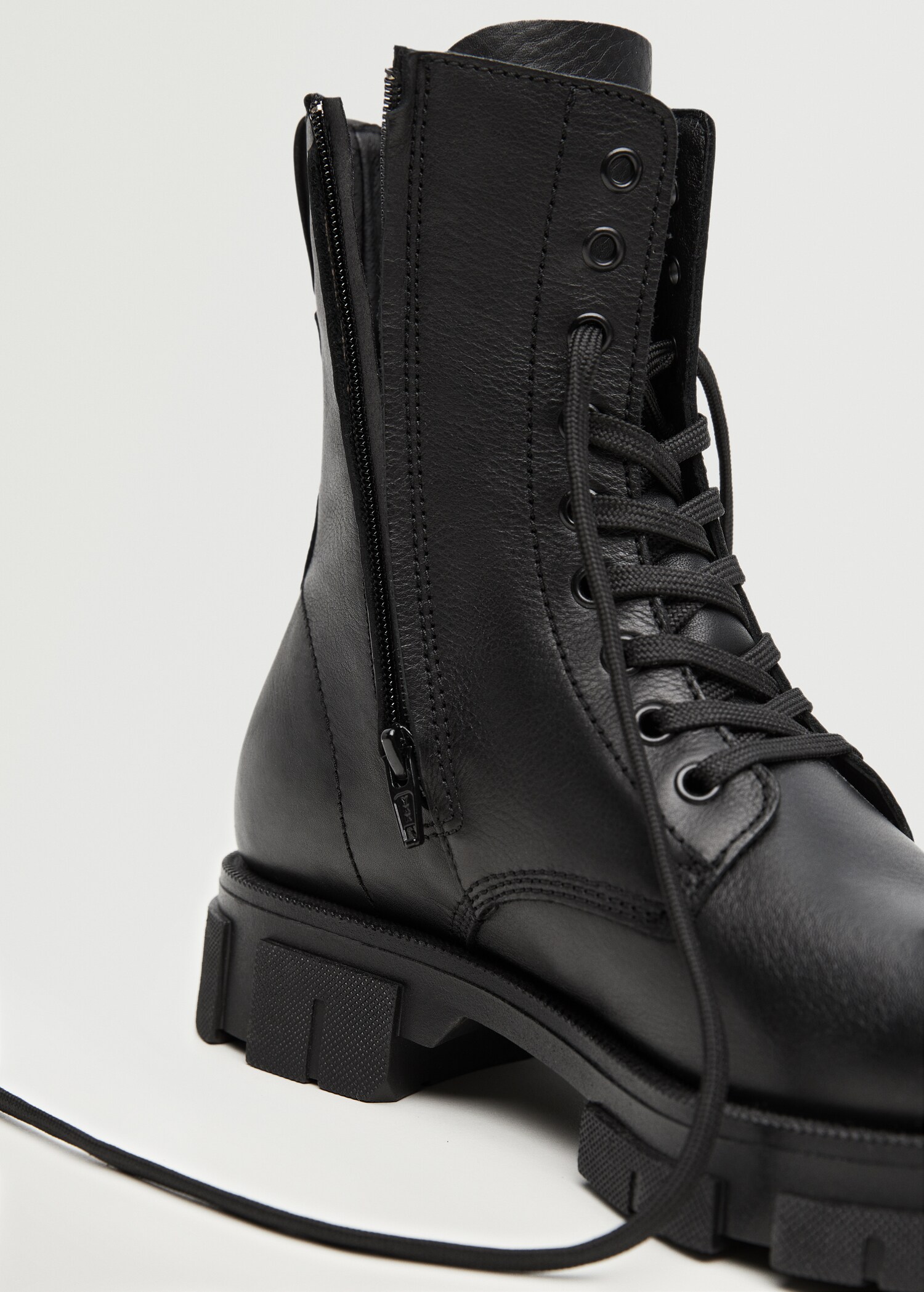 Lace-up leather boots - Details of the article 3