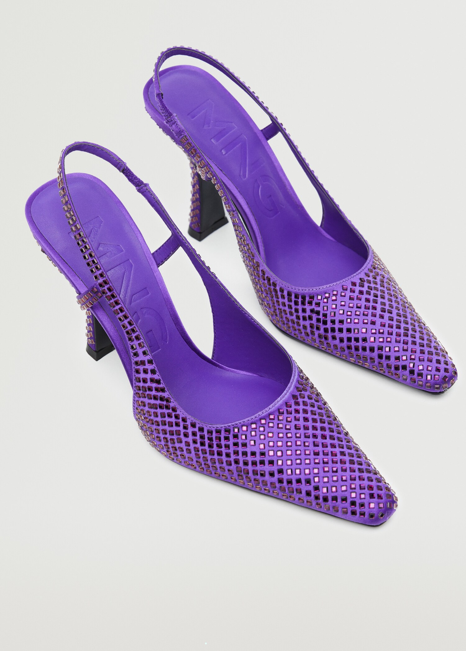 Zapato tacón brillos - Plano medio