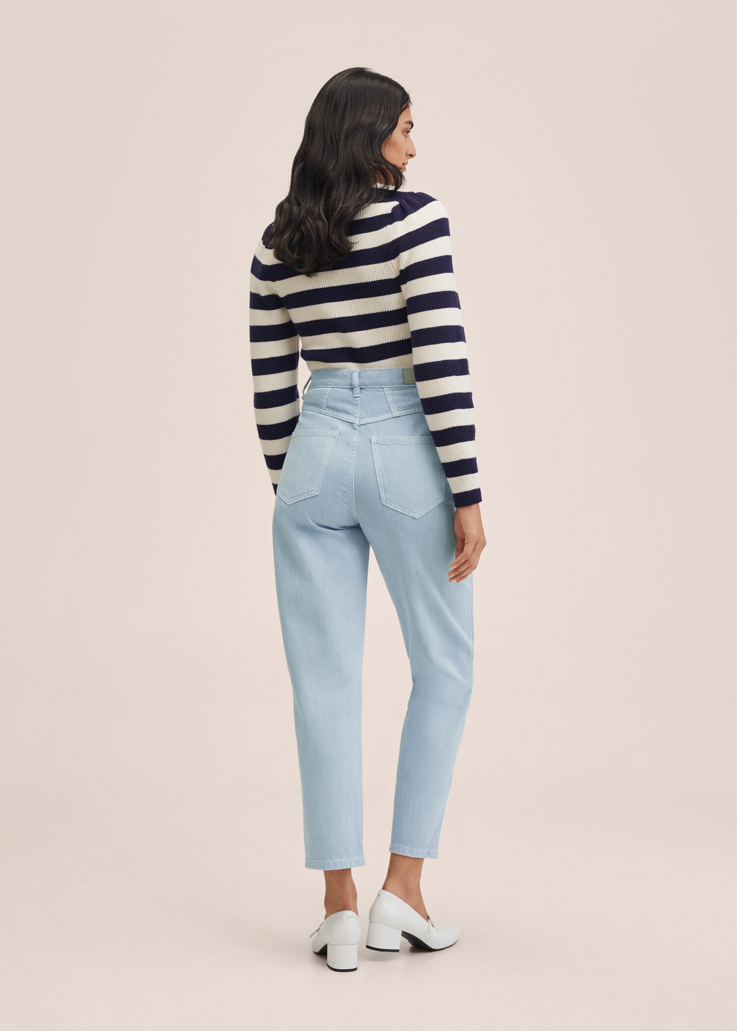 Tapered-Jeans mit hohem Bund - Rückseite des Artikels